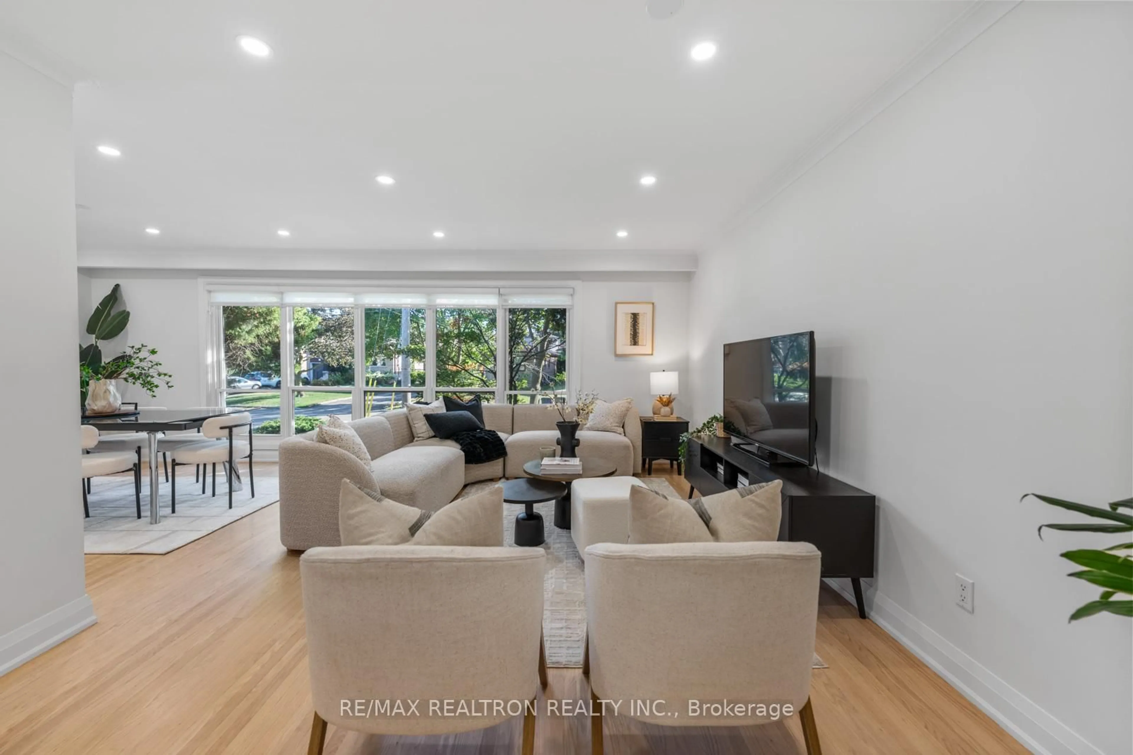 Living room with furniture, unknown for 11 Artreeva Dr, Toronto Ontario M3H 4T6
