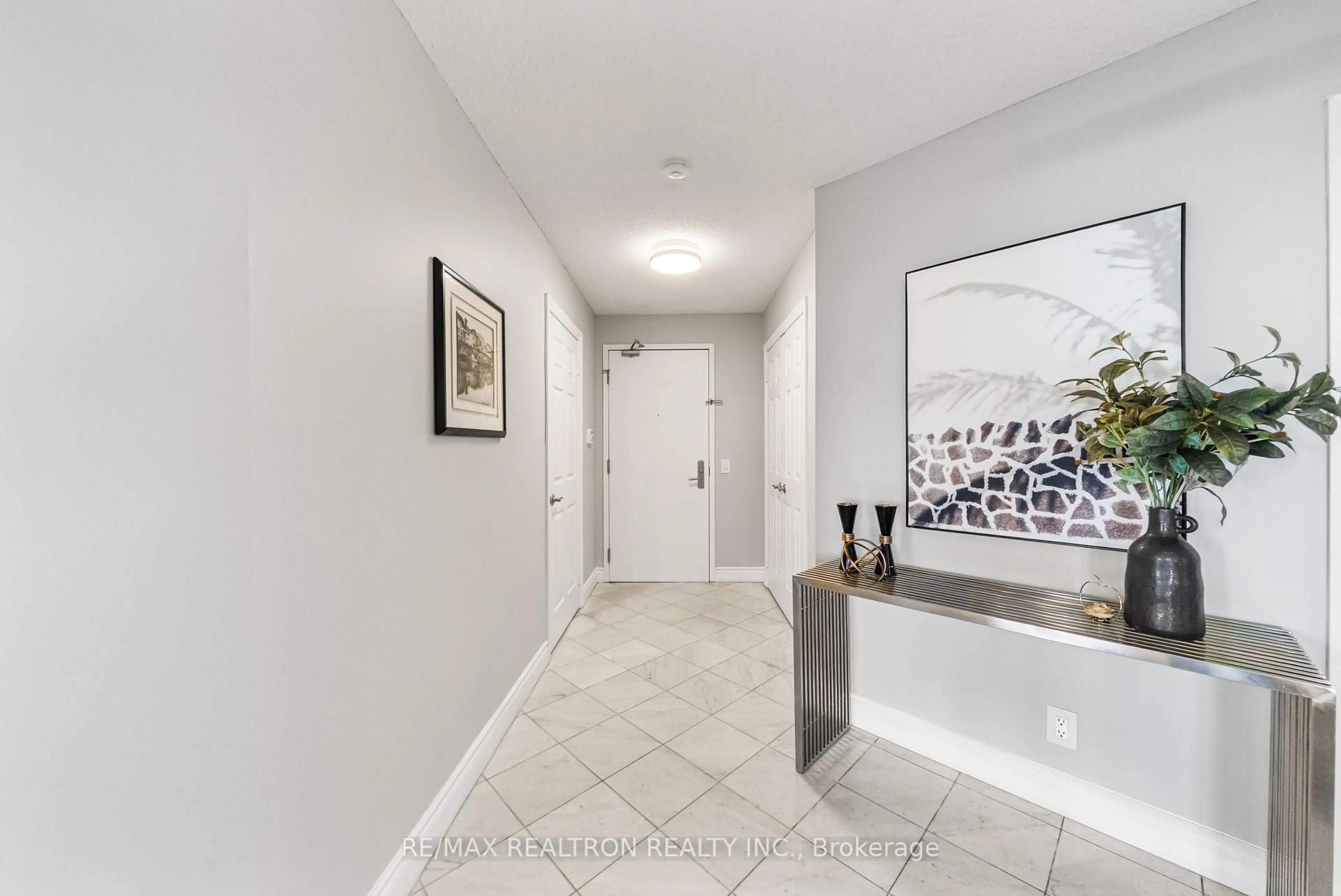 Indoor entryway for 78 Harrison Garden Blvd #1607, Toronto Ontario M2N 7E2