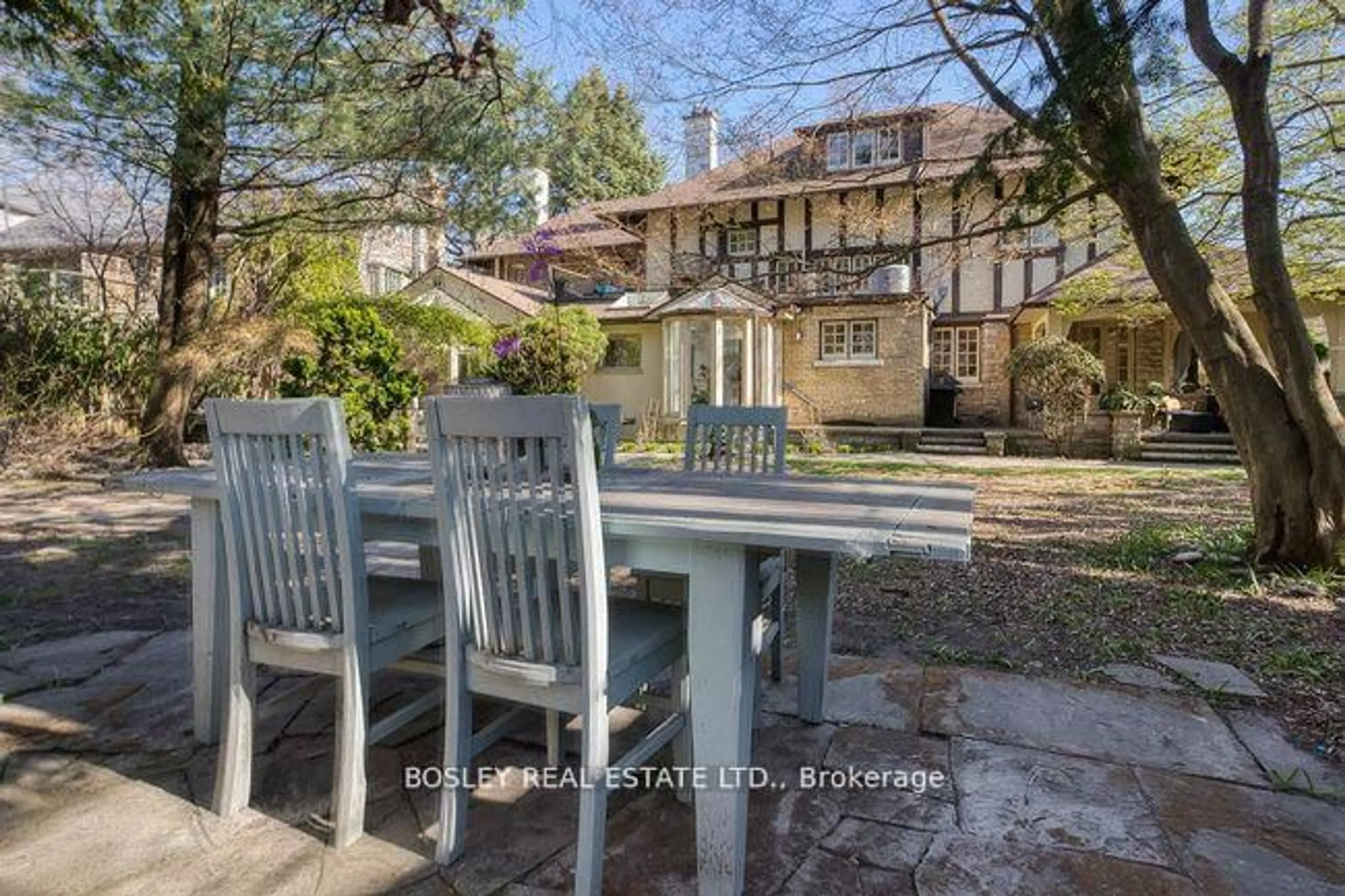 Patio, street for 40 Castle Frank Cres, Toronto Ontario M4W 3A3