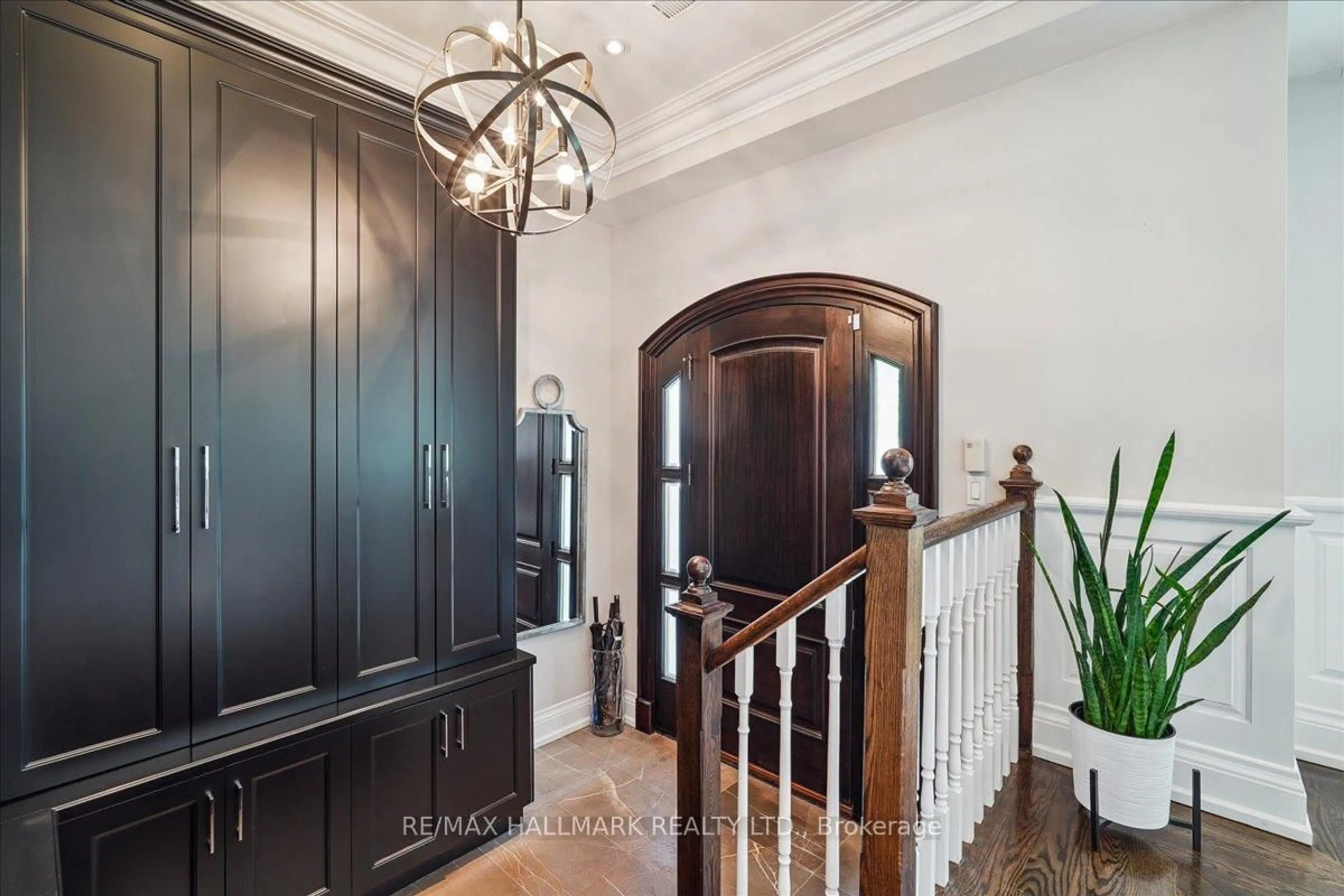Indoor entryway for 135 Glenvale Blvd, Toronto Ontario M4G 2W1