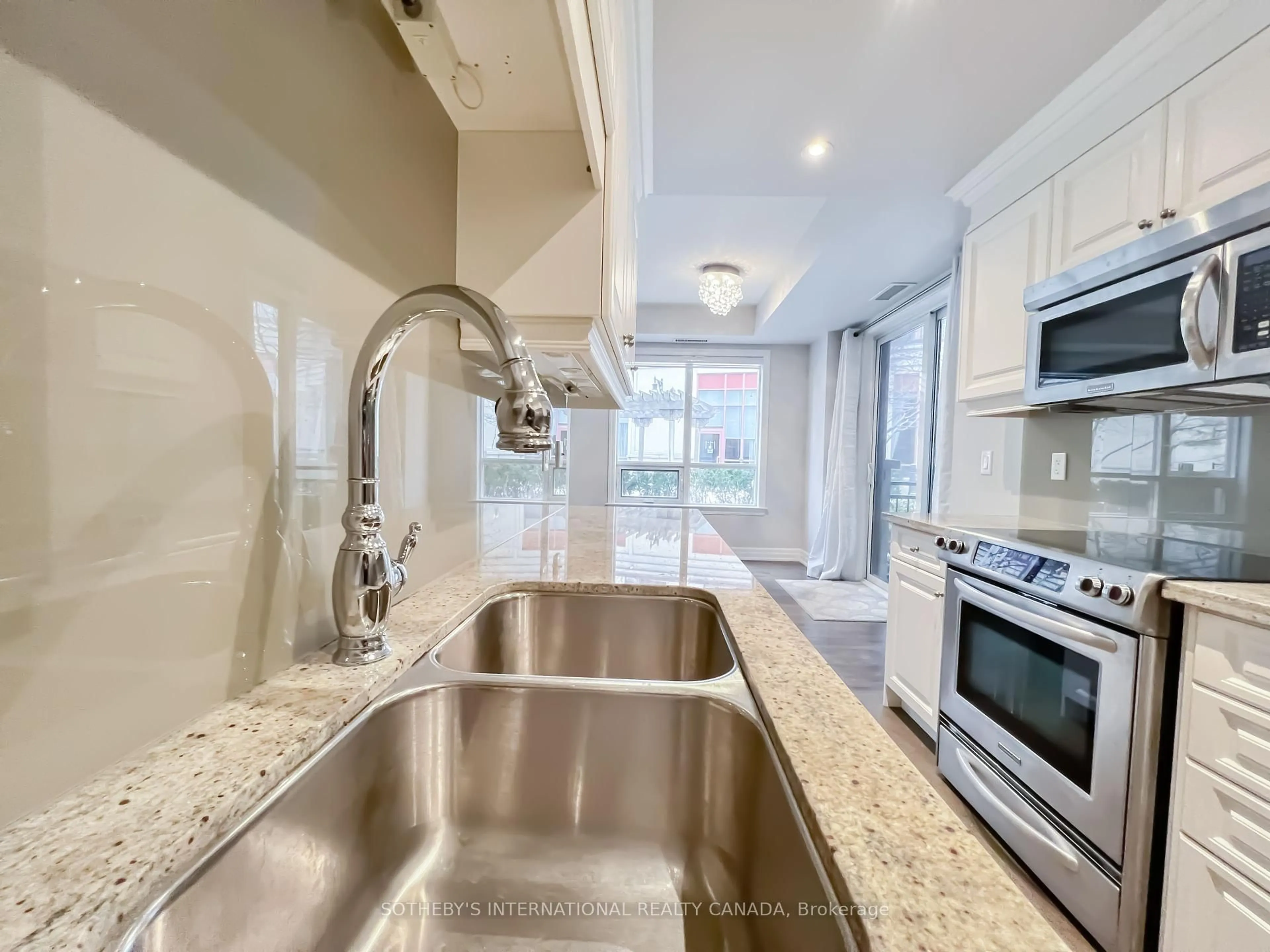 Open concept kitchen, ceramic/tile floor for 15 Rean Dr #102, Toronto Ontario M2K 0A7