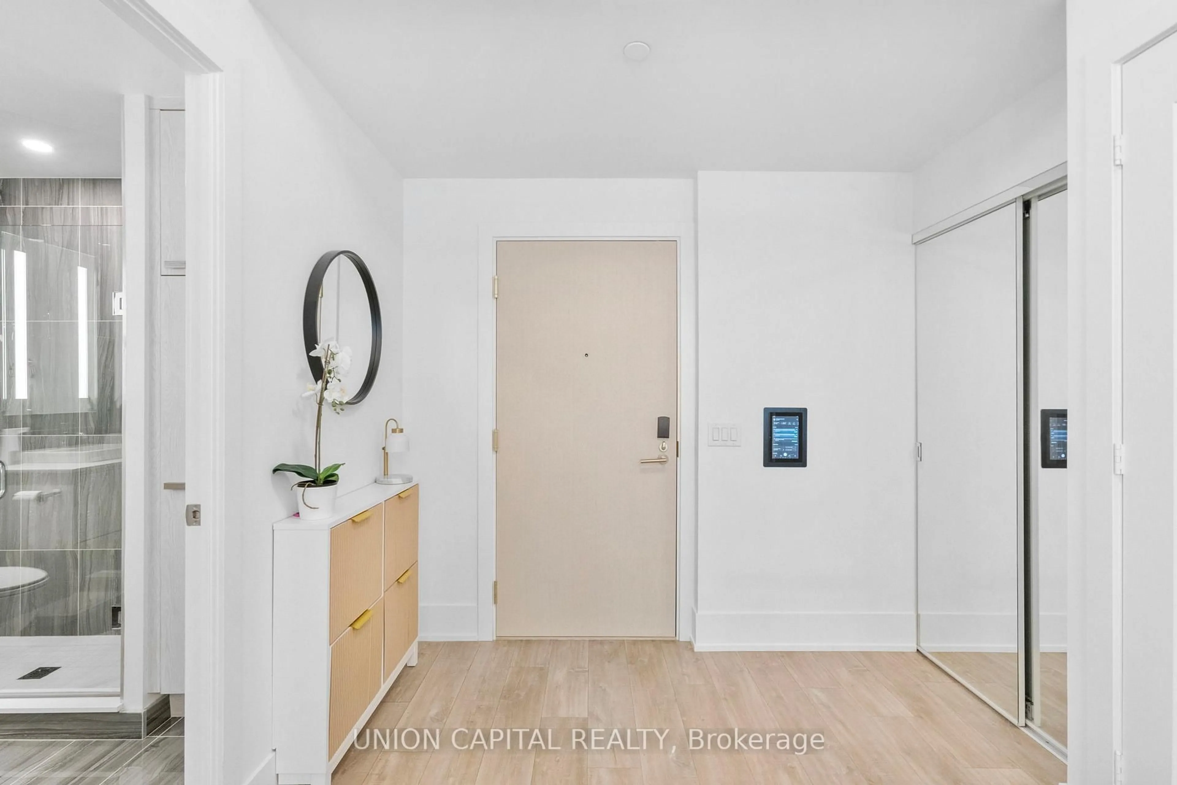 Indoor entryway for 480 Front St #1510, Toronto Ontario M5V 0V5