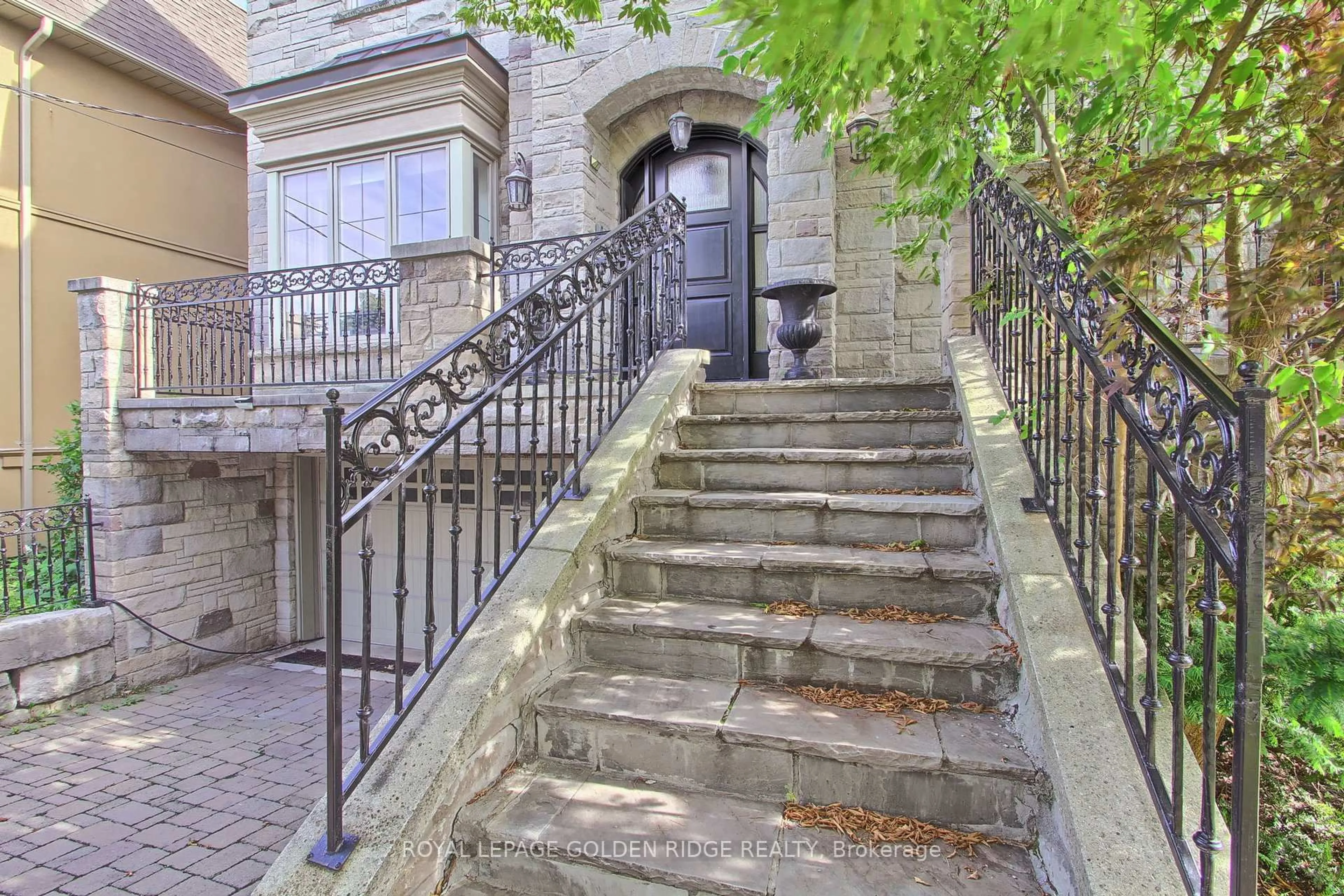 Stairs for 99 Bannockburn Ave, Toronto Ontario M5M 2M9