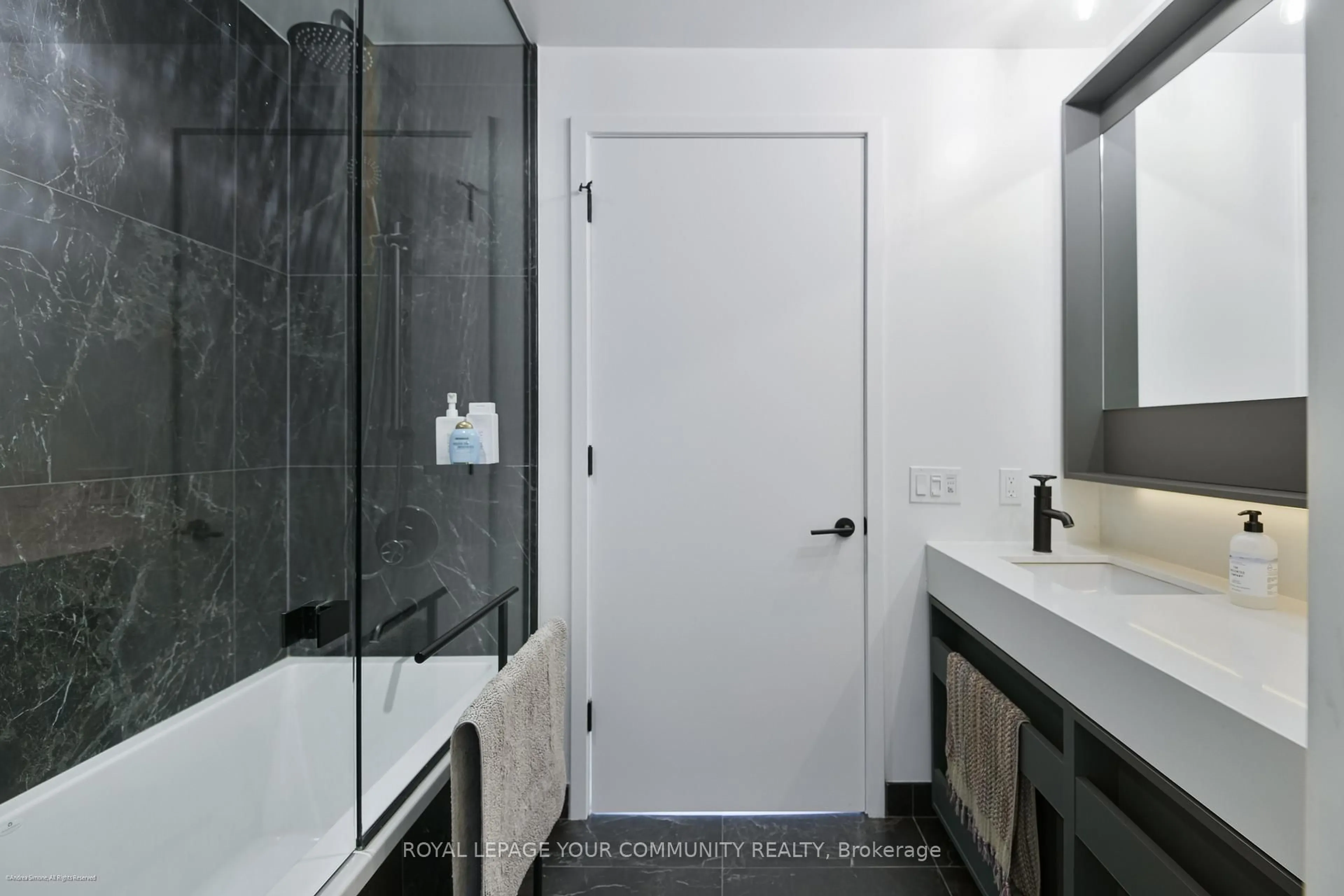 Standard bathroom, ceramic/tile floor for 505 Richmond St #612, Toronto Ontario M5V 0P4