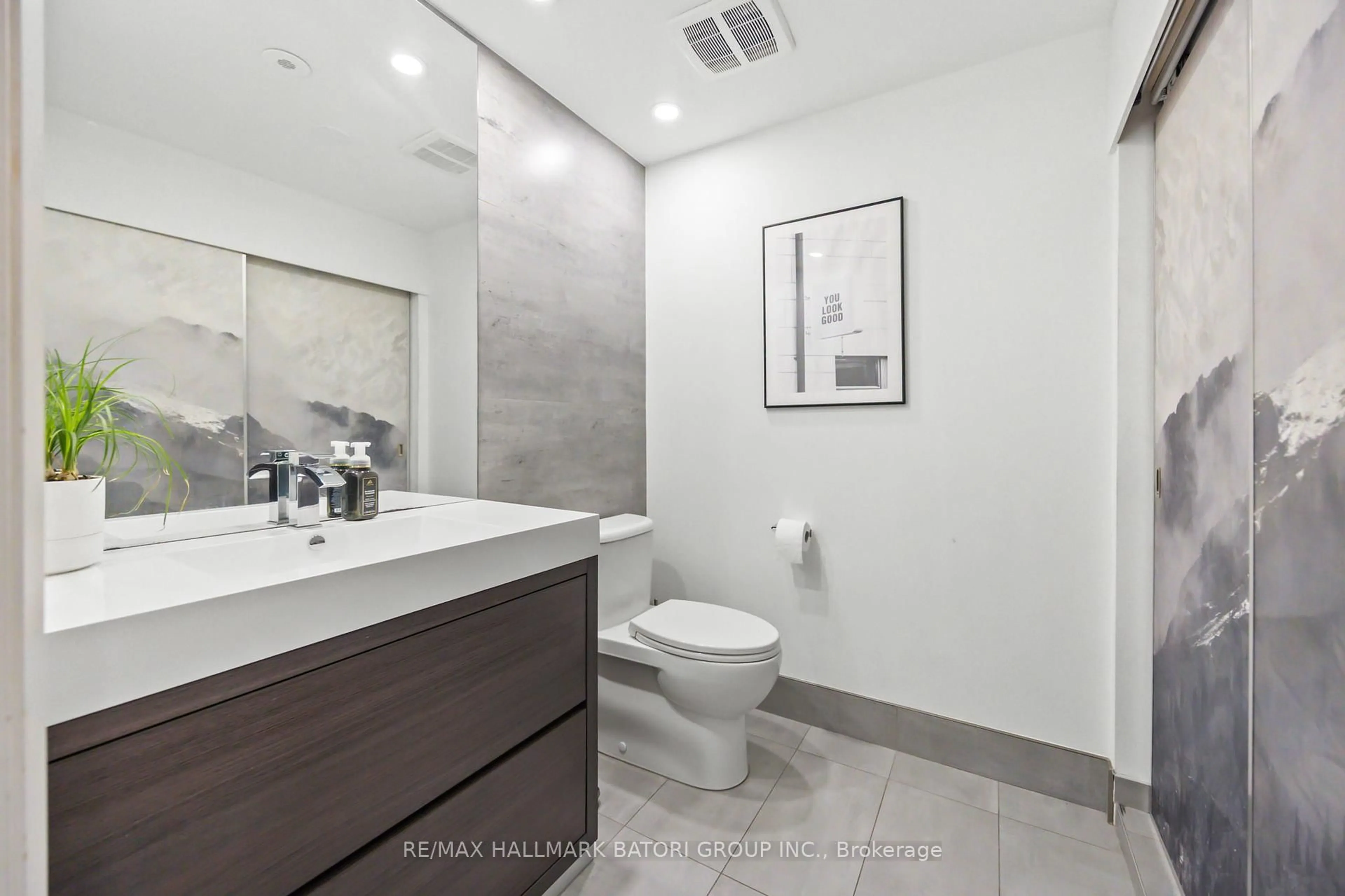 Standard bathroom, ceramic/tile floor for 98 Carr St #TH06, Toronto Ontario M5T 1B7