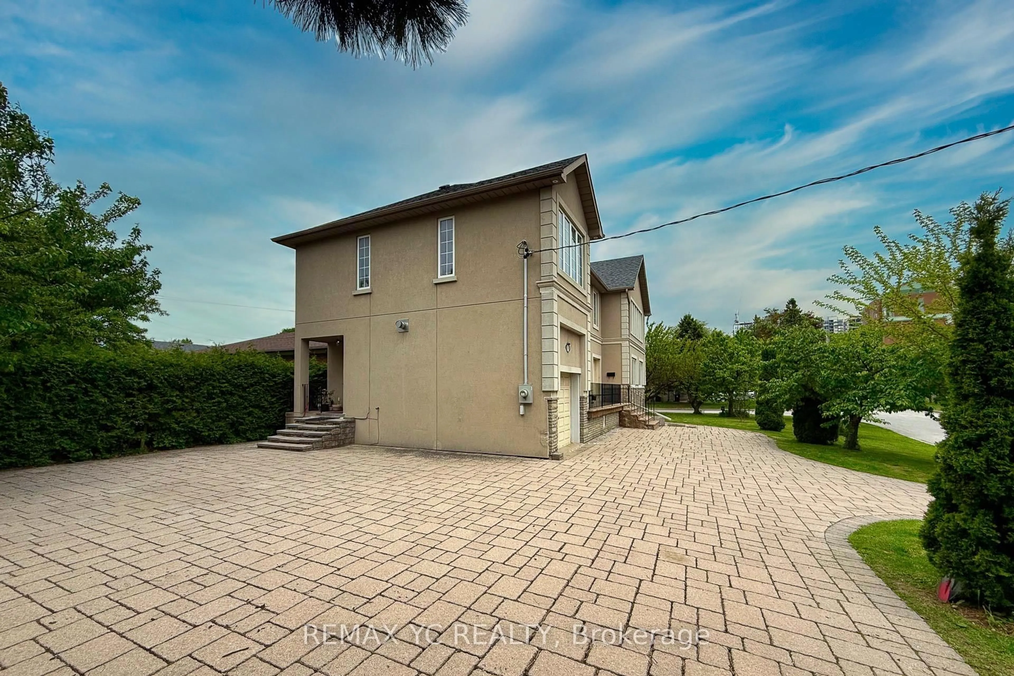 A pic from outside/outdoor area/front of a property/back of a property/a pic from drone, street for 18 Mullet Rd, Toronto Ontario M2M 2A6