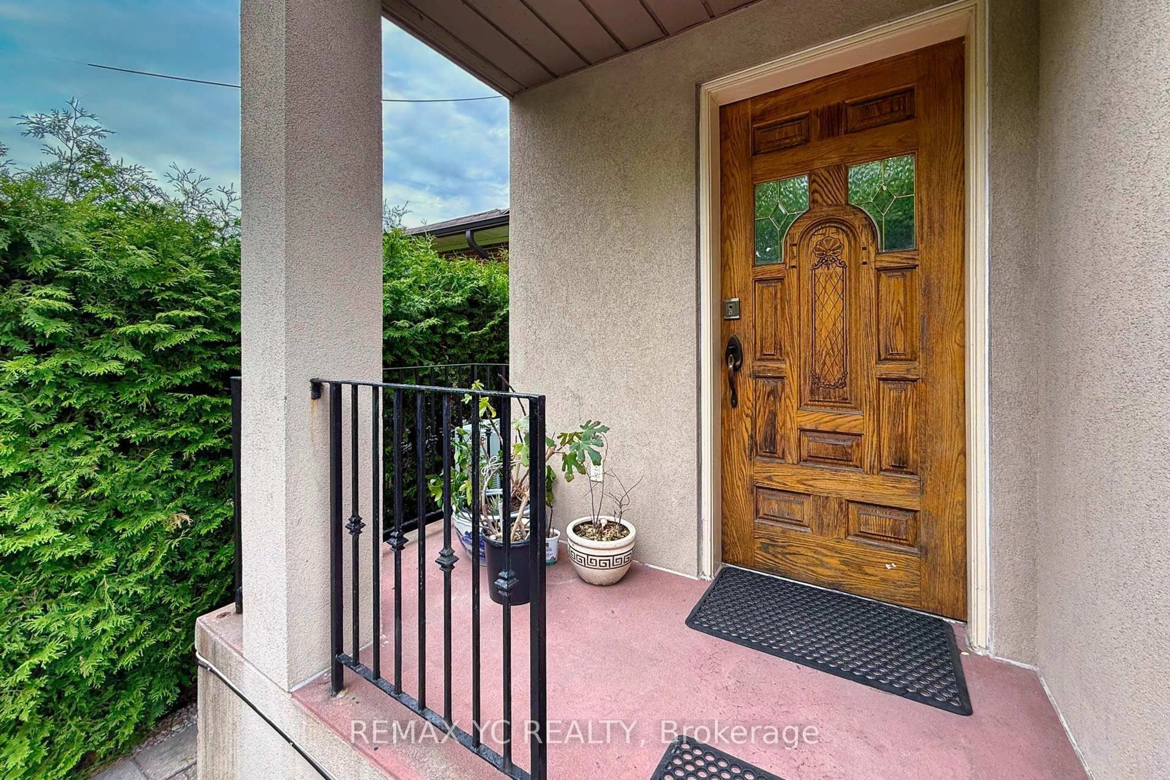 Indoor entryway for 18 Mullet Rd, Toronto Ontario M2M 2A6
