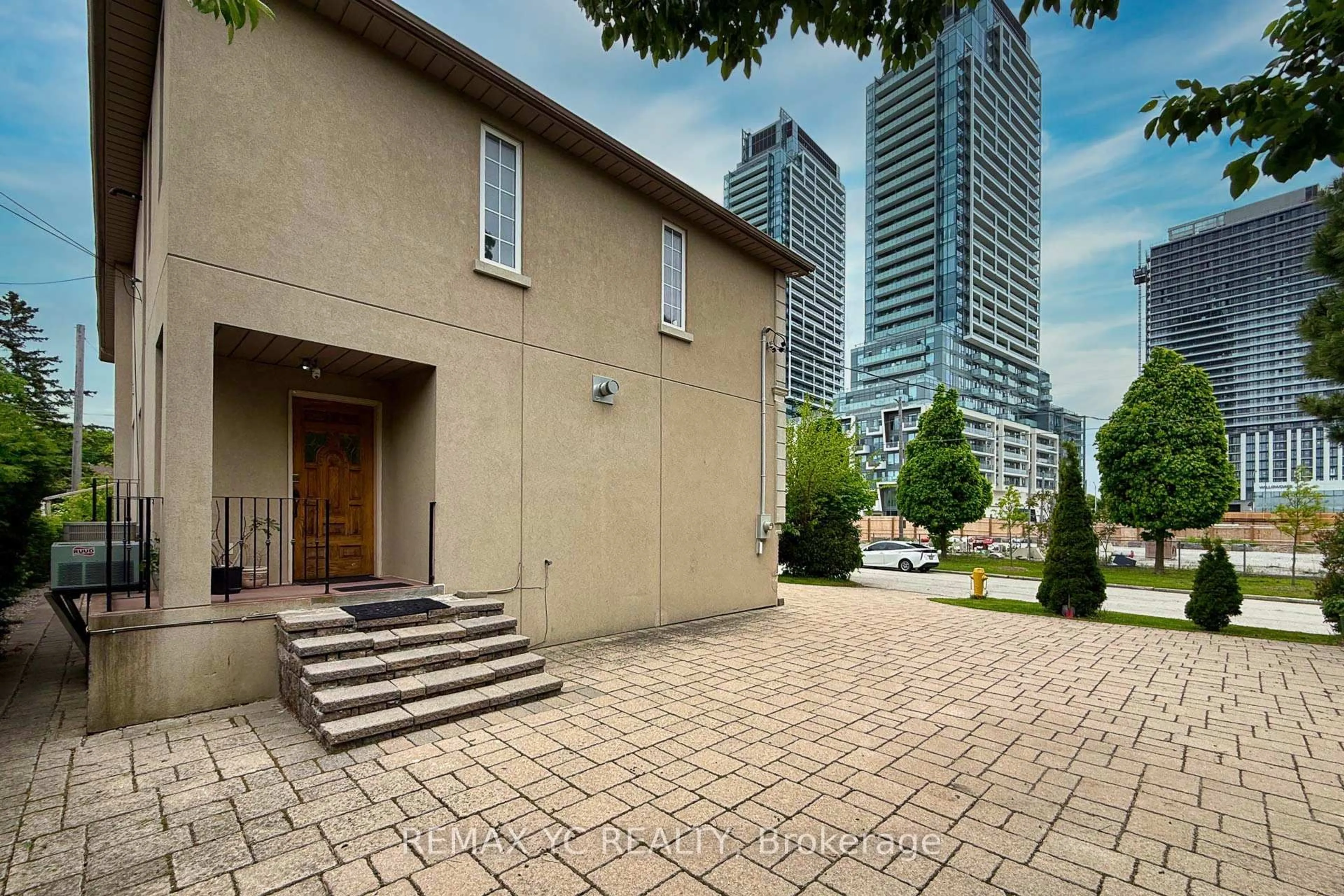 Patio, street for 18 Mullet Rd, Toronto Ontario M2M 2A6