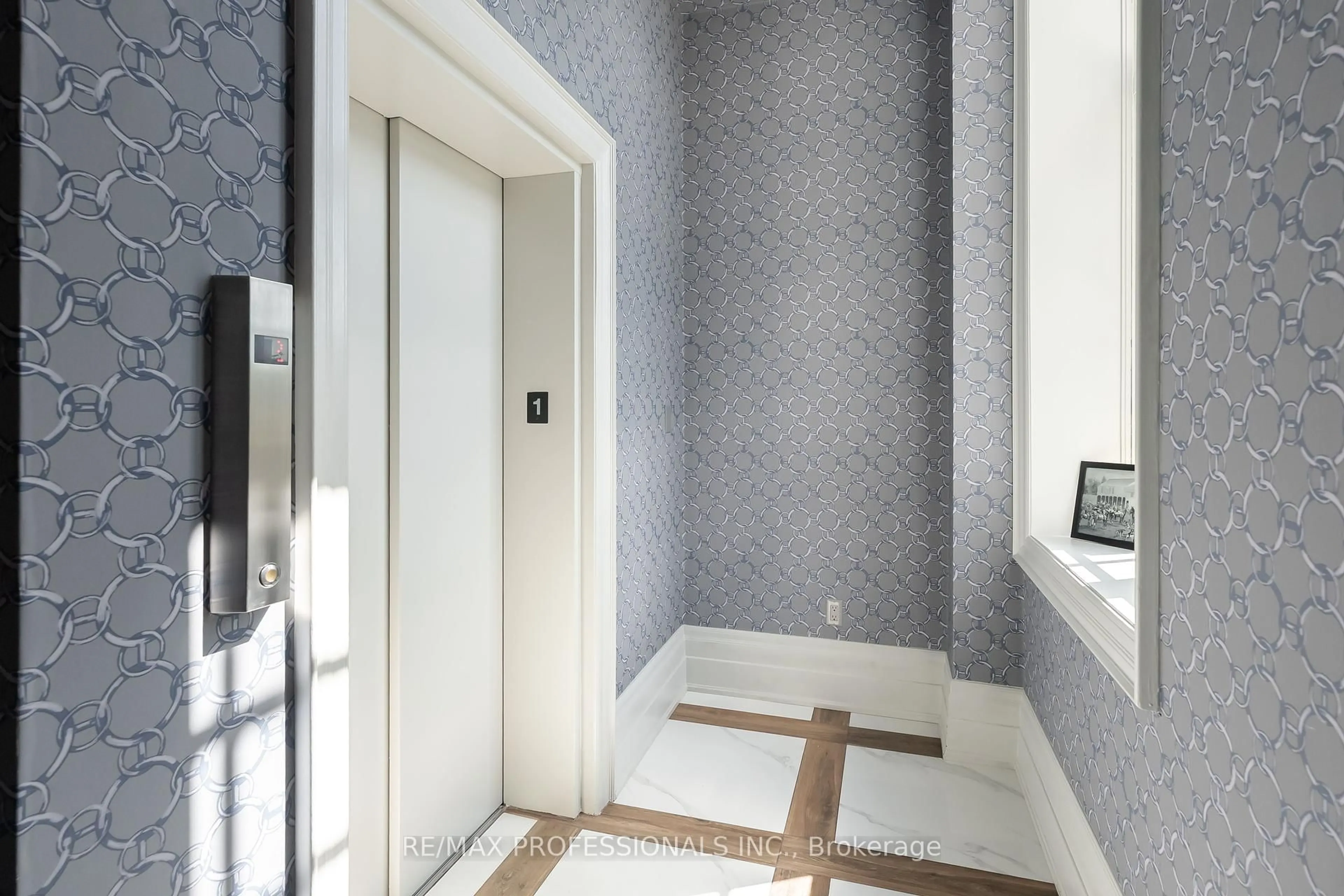 Indoor entryway for 1111 Avenue Rd #205, Toronto Ontario M5N 3B2