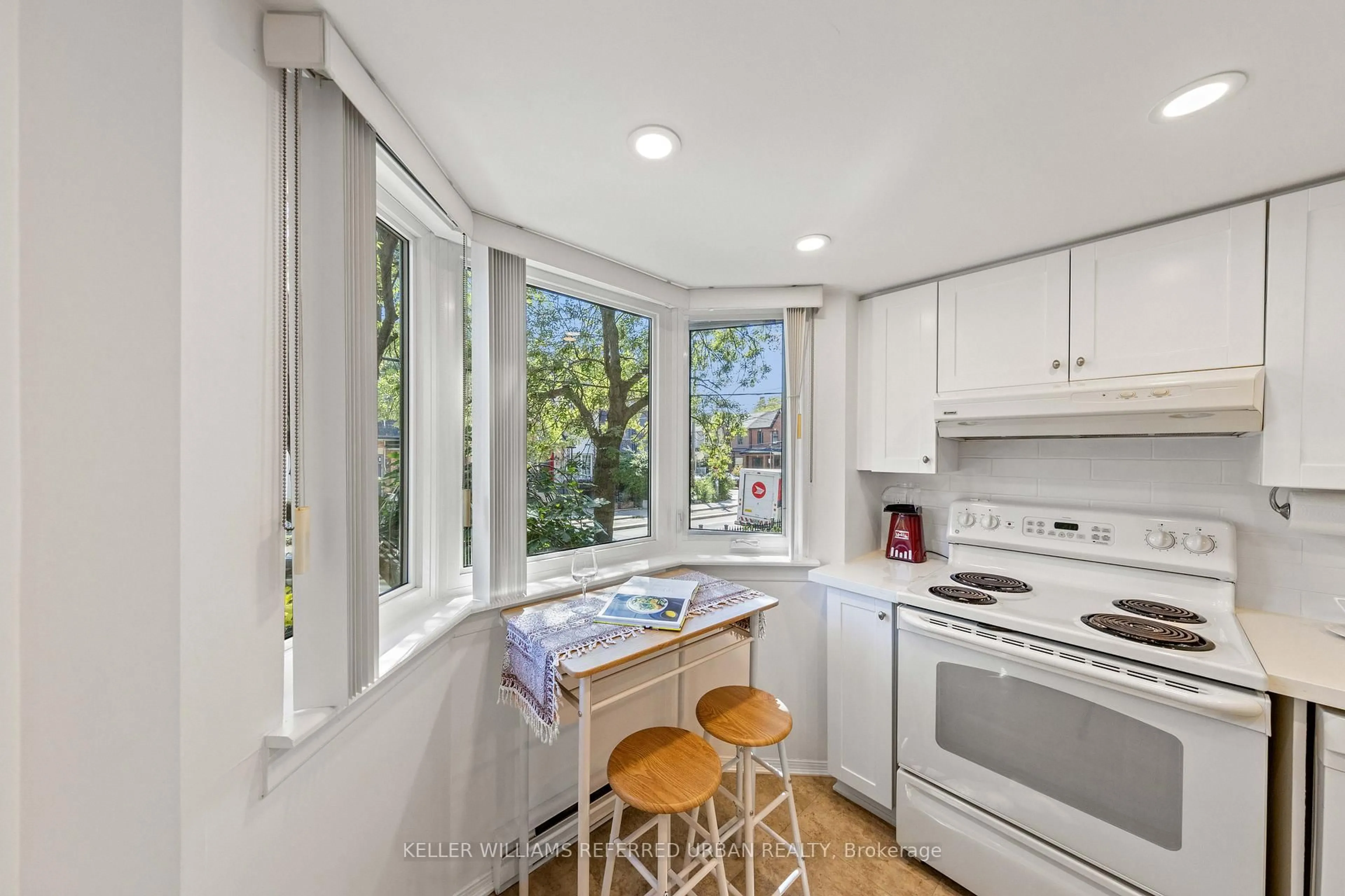 Standard kitchen, ceramic/tile floor for 574 Wellington St #618, Toronto Ontario M5V 2X5