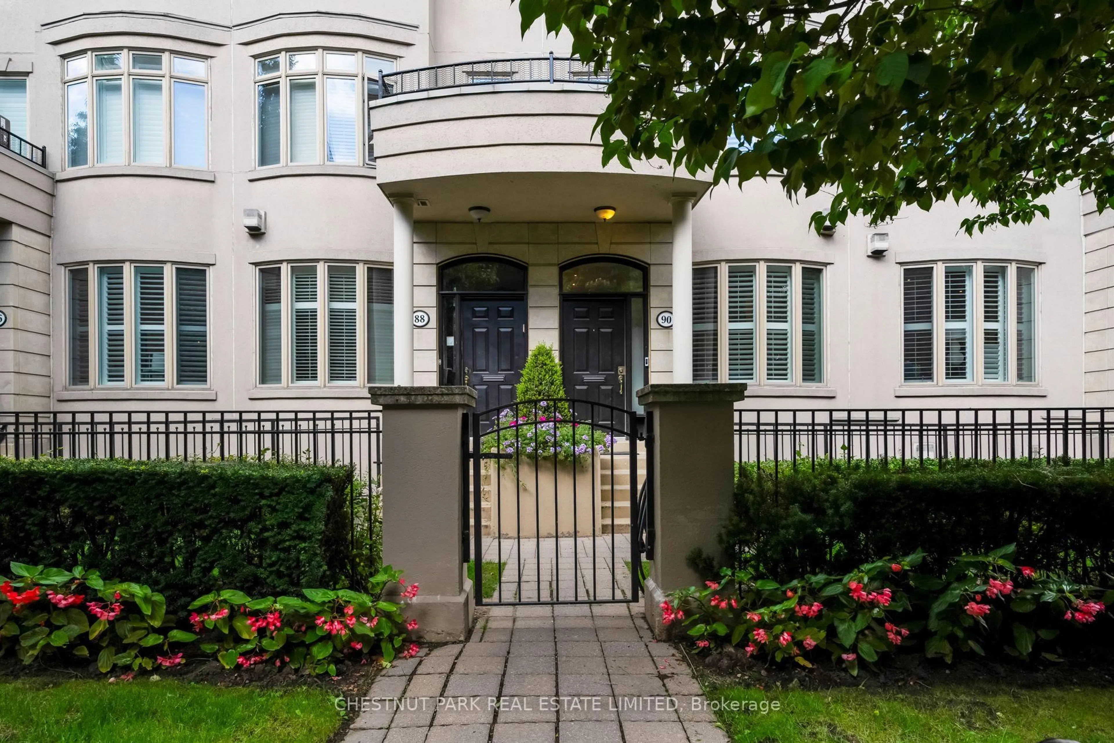 Indoor entryway for 90 Pleasant Blvd, Toronto Ontario M4T 1J8