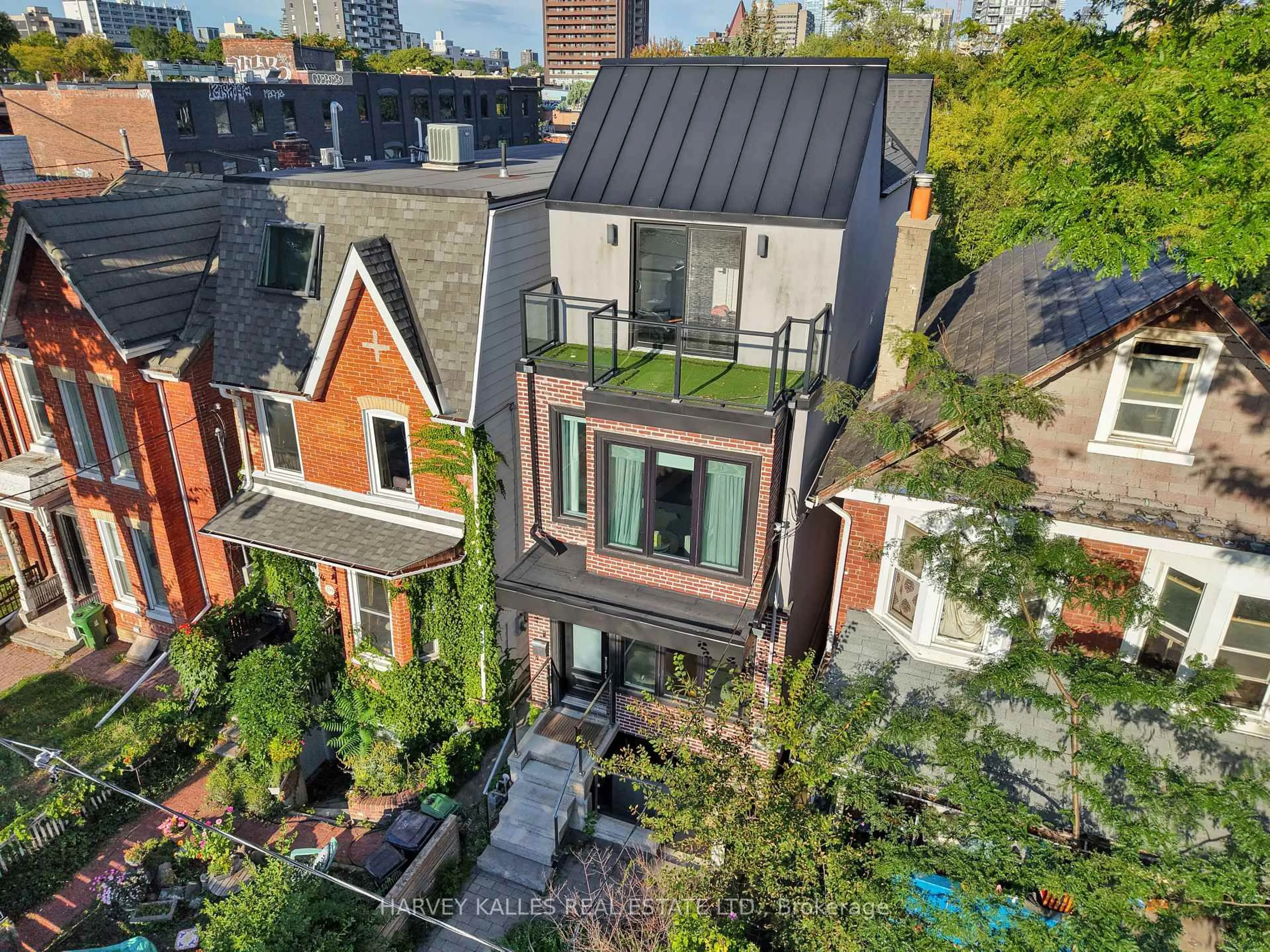 A pic from outside/outdoor area/front of a property/back of a property/a pic from drone, city buildings view from balcony for 257 Borden St, Toronto Ontario M5S 2N5