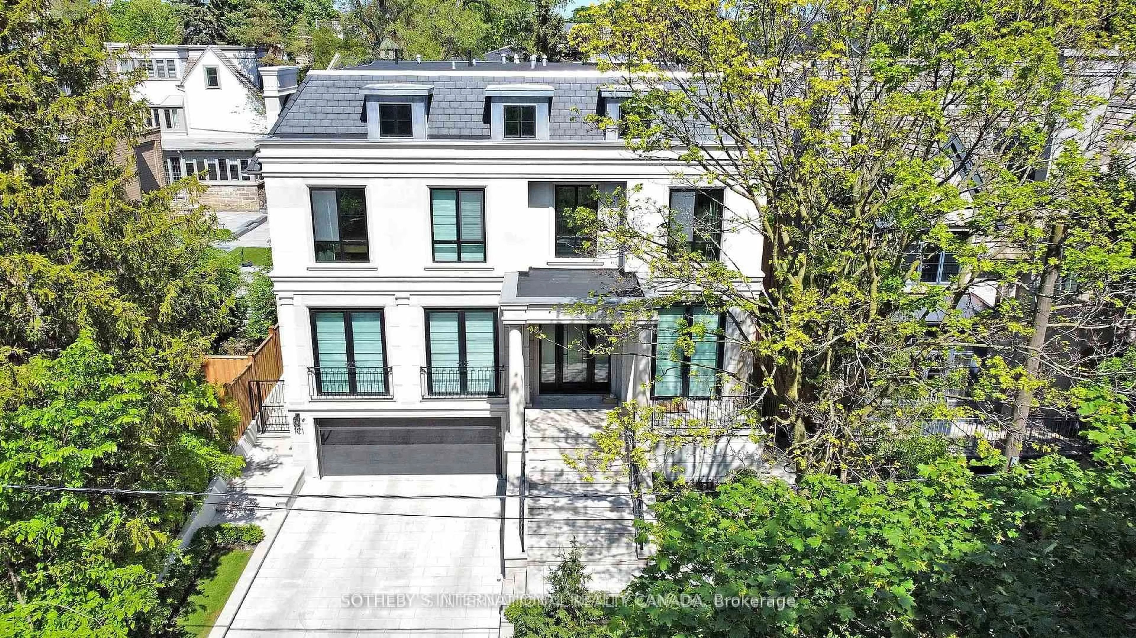 A pic from outside/outdoor area/front of a property/back of a property/a pic from drone, street for 101 Dunloe Rd, Toronto Ontario M5P 2T7