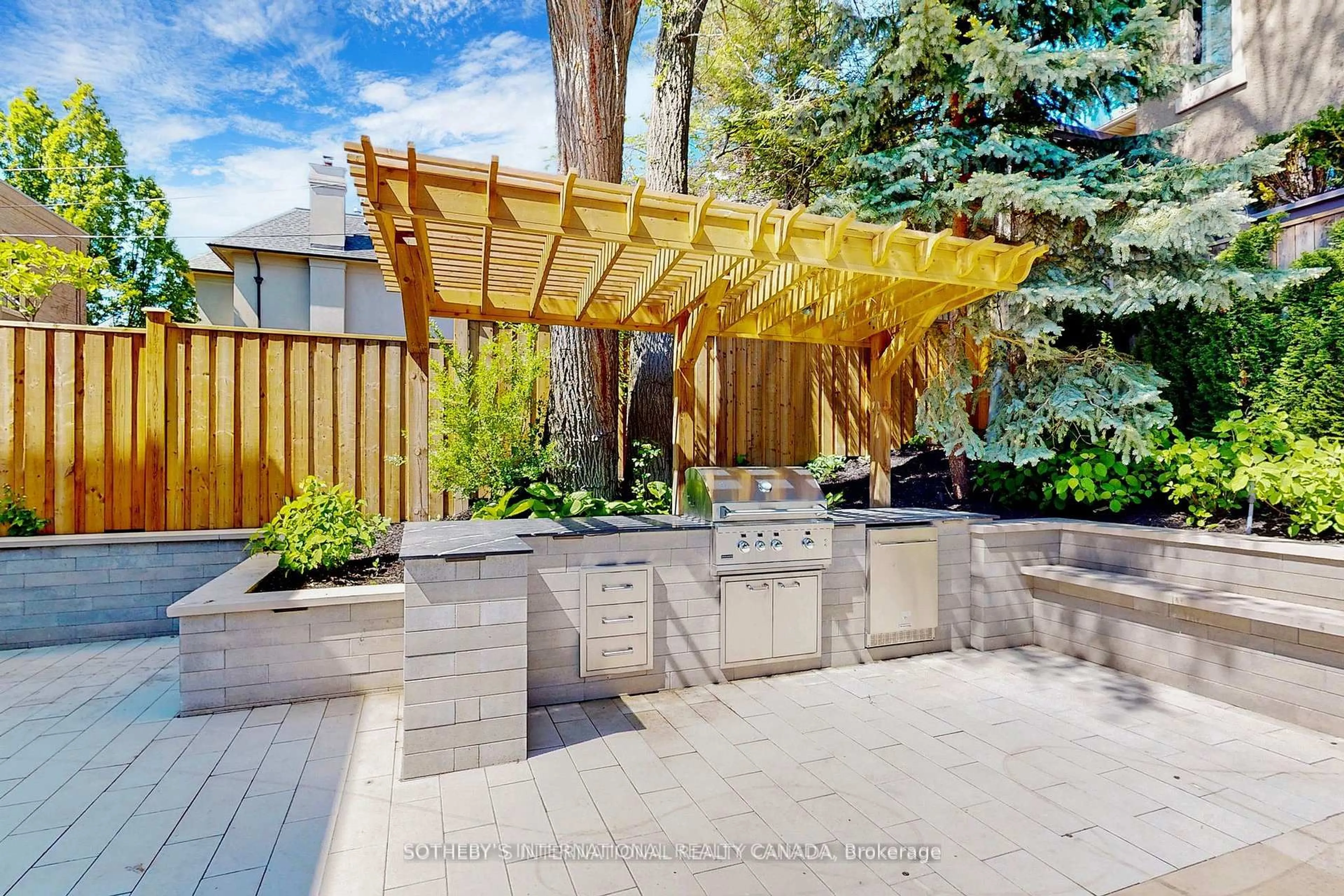 Patio, street for 101 Dunloe Rd, Toronto Ontario M5P 2T7