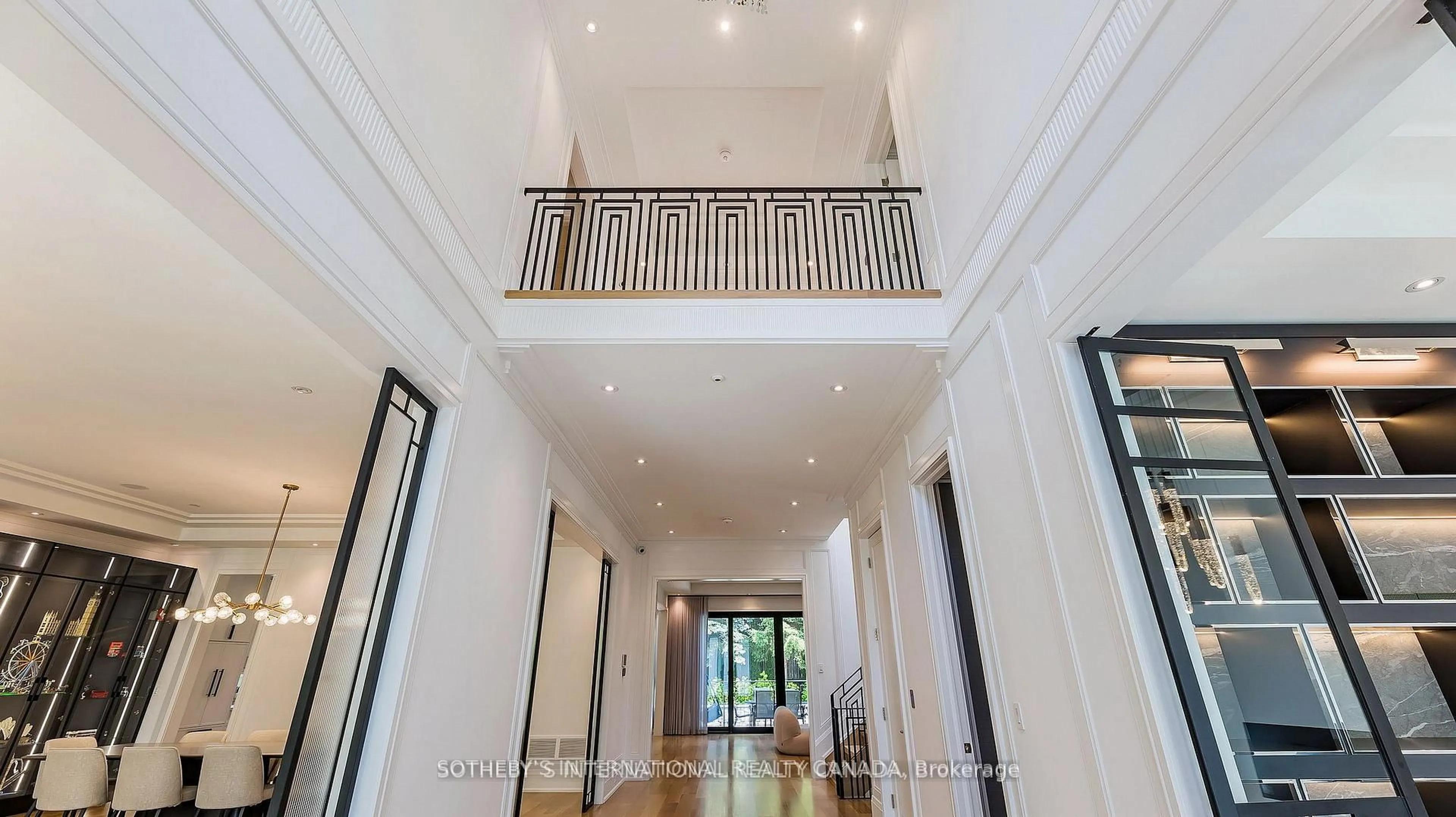Indoor foyer for 101 Dunloe Rd, Toronto Ontario M5P 2T7
