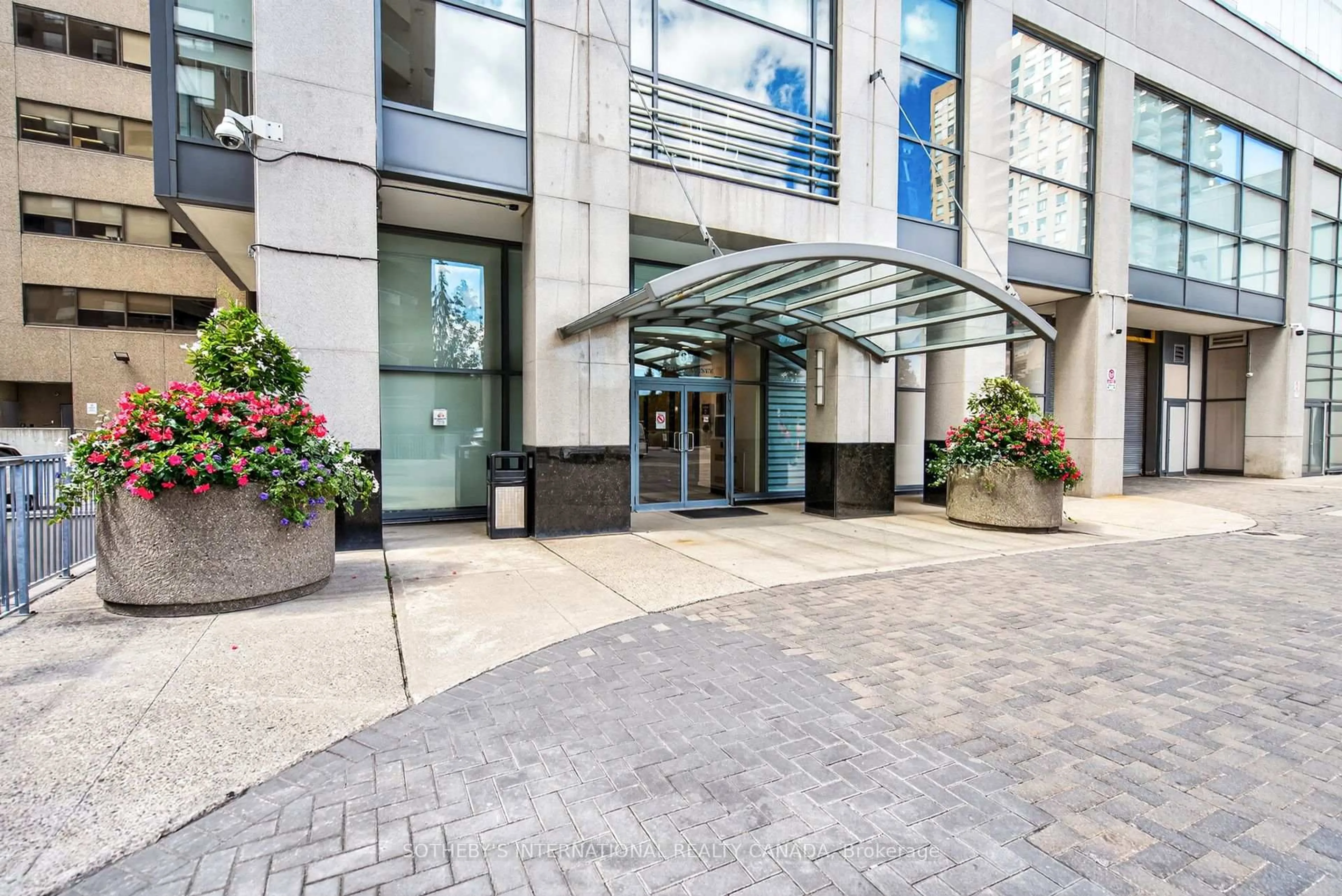 Indoor foyer for 8 Hillcrest Ave #PH101, Toronto Ontario M2N 6Y6