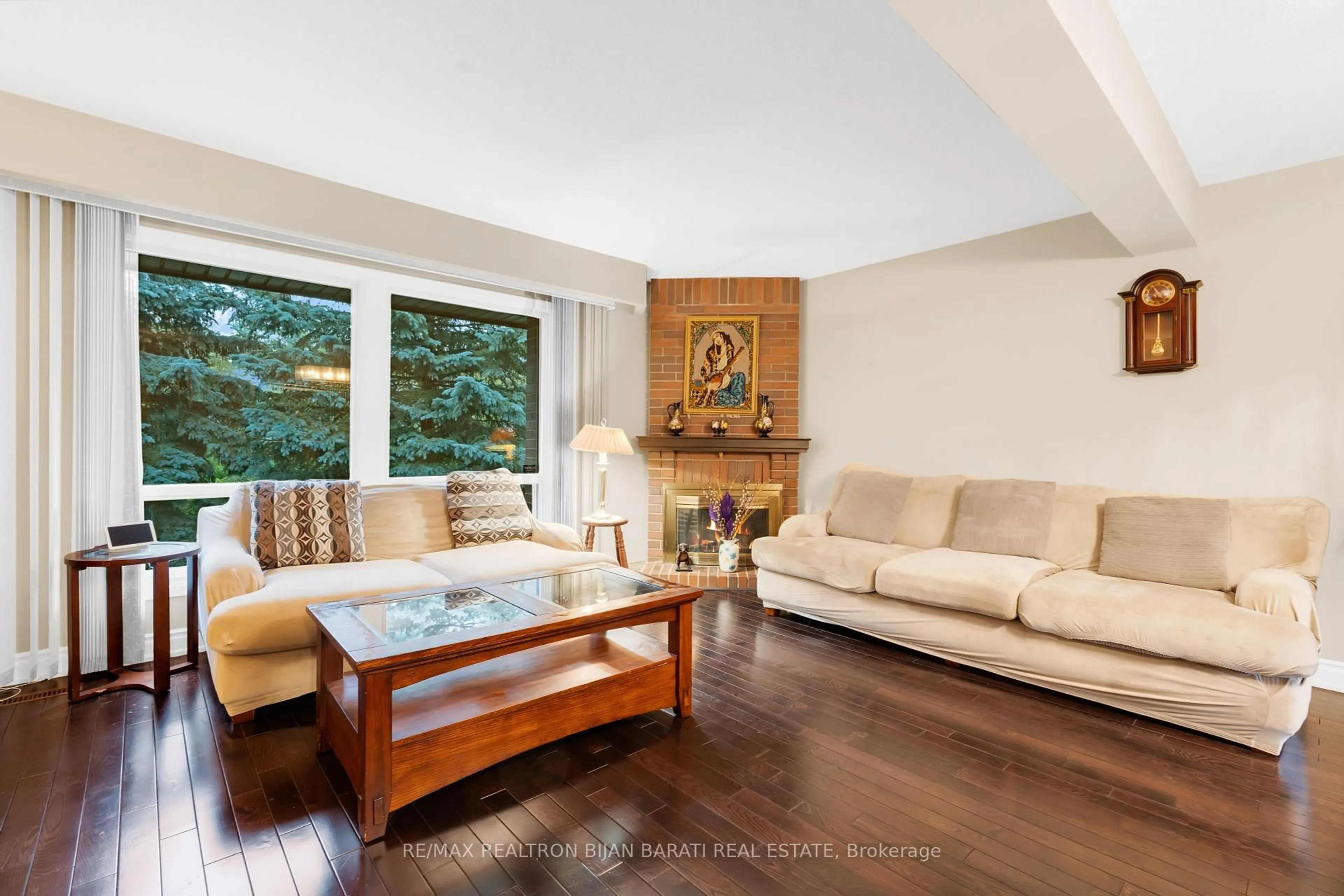 Living room with furniture, wood/laminate floor for 105 Gypsy Roseway, Toronto Ontario M2N 5Z1