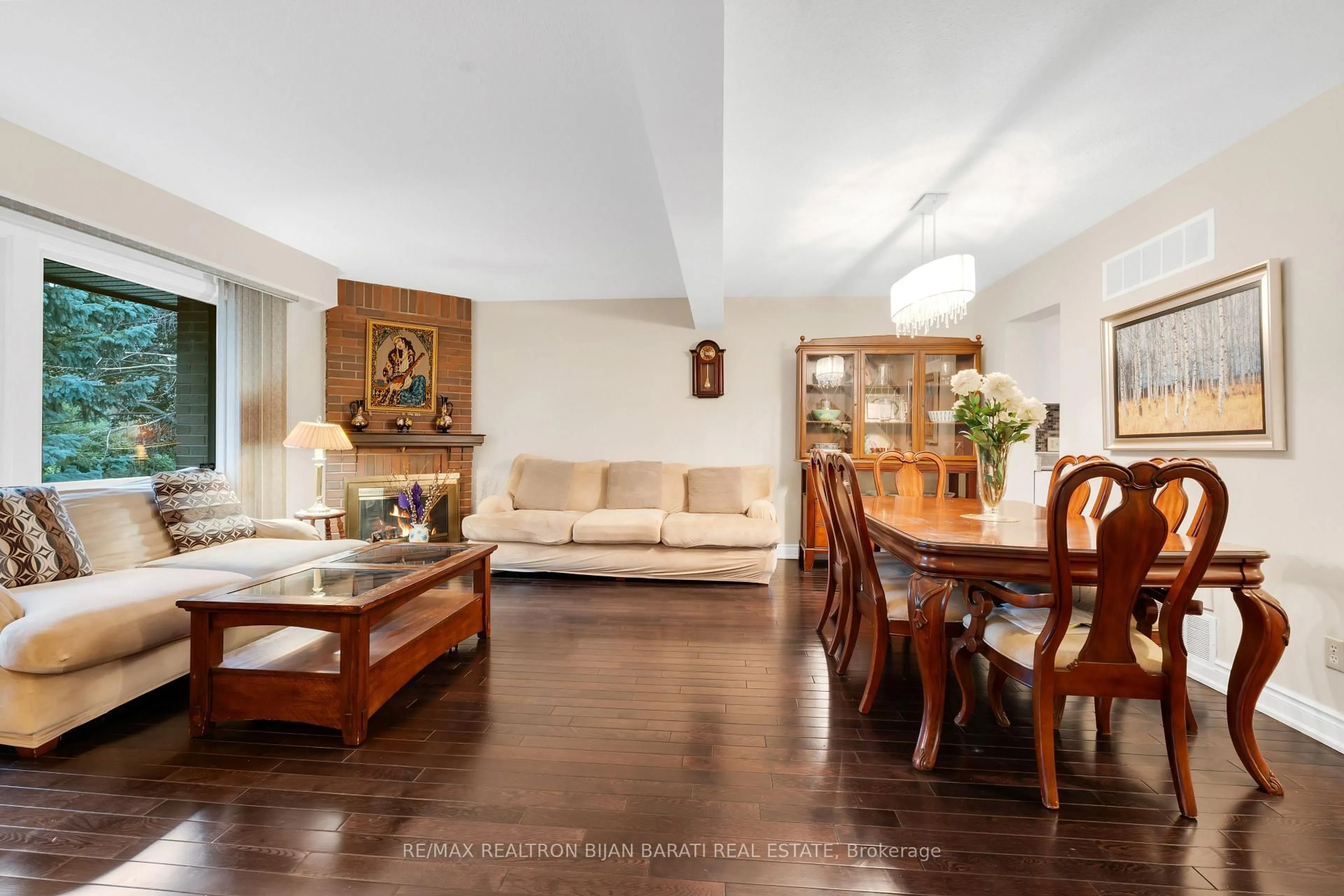 Living room with furniture, wood/laminate floor for 105 Gypsy Roseway, Toronto Ontario M2N 5Z1