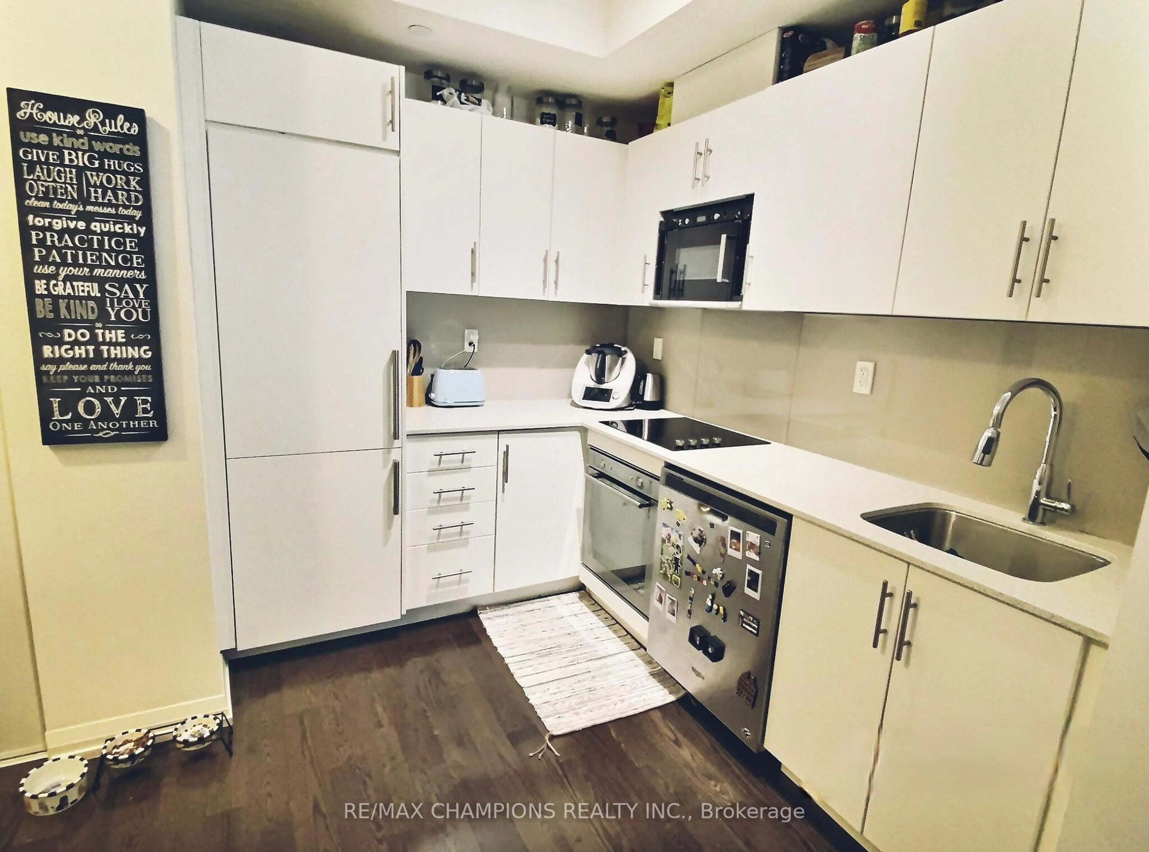 Standard kitchen, wood/laminate floor for 460 Adelaide St #523, Toronto Ontario M5A 1N6