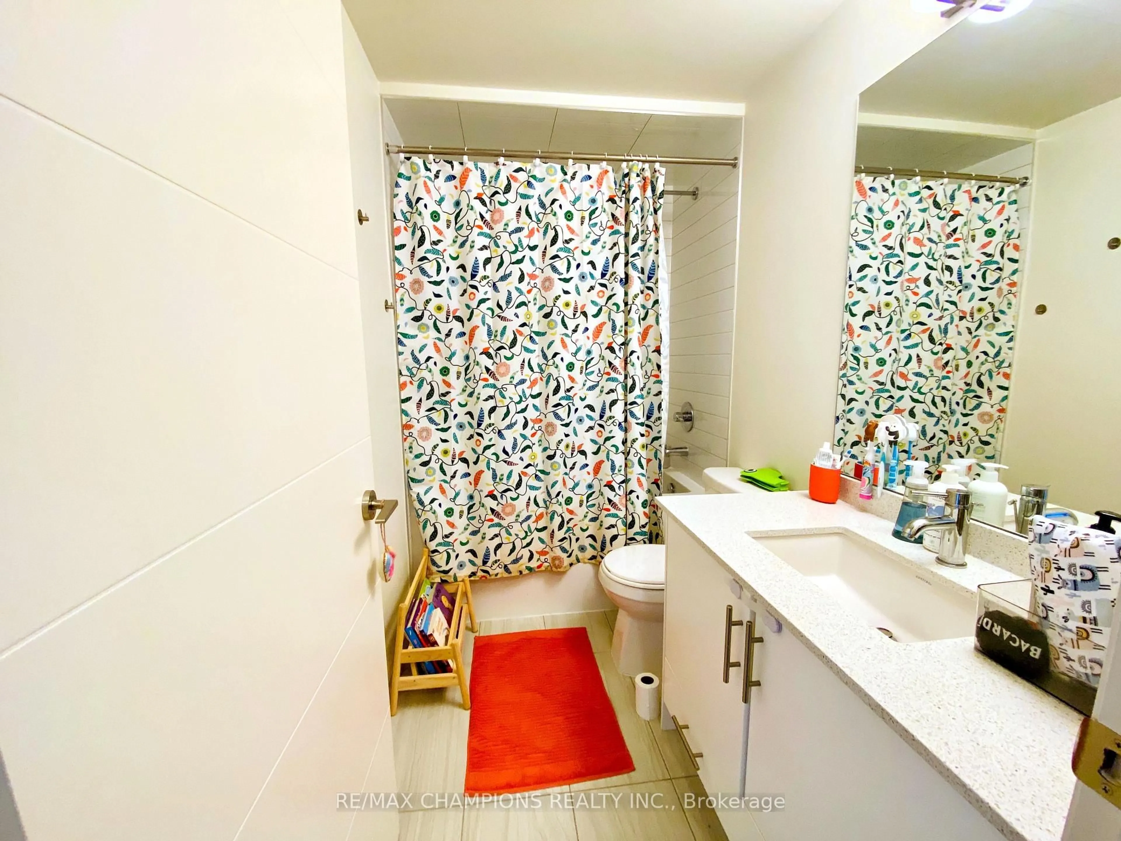 Standard bathroom, ceramic/tile floor for 460 Adelaide St #523, Toronto Ontario M5A 1N6