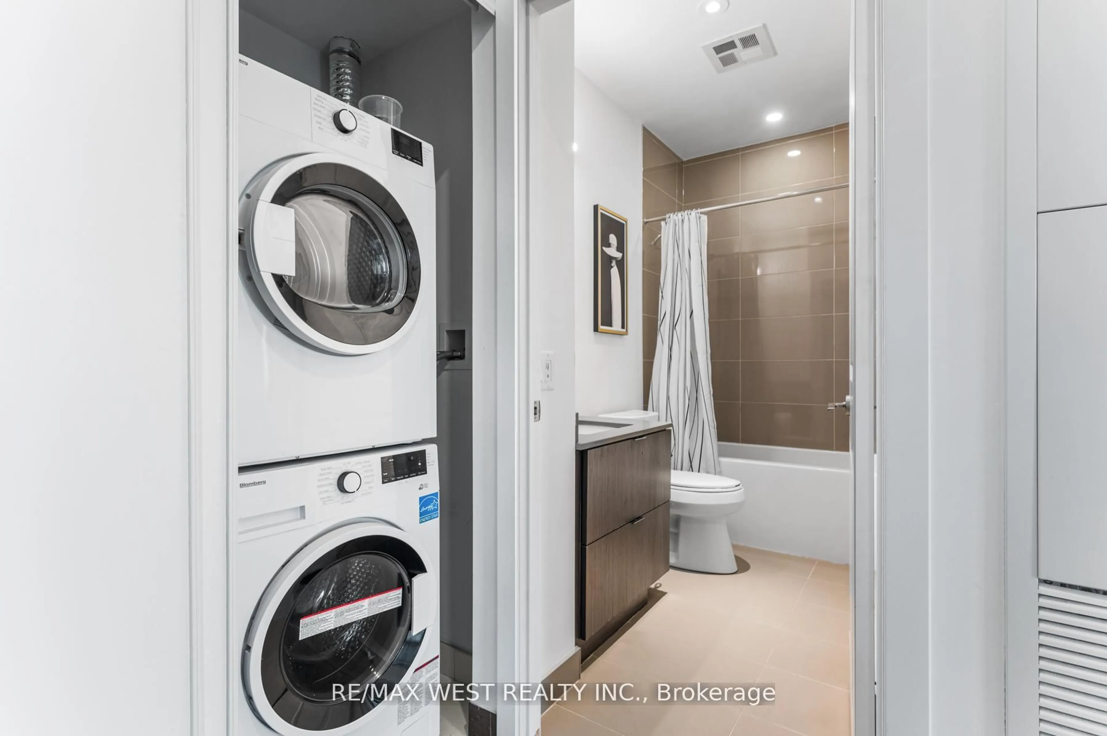 Laundry room for 395 Bloor St #5306, Toronto Ontario M4W 0B4
