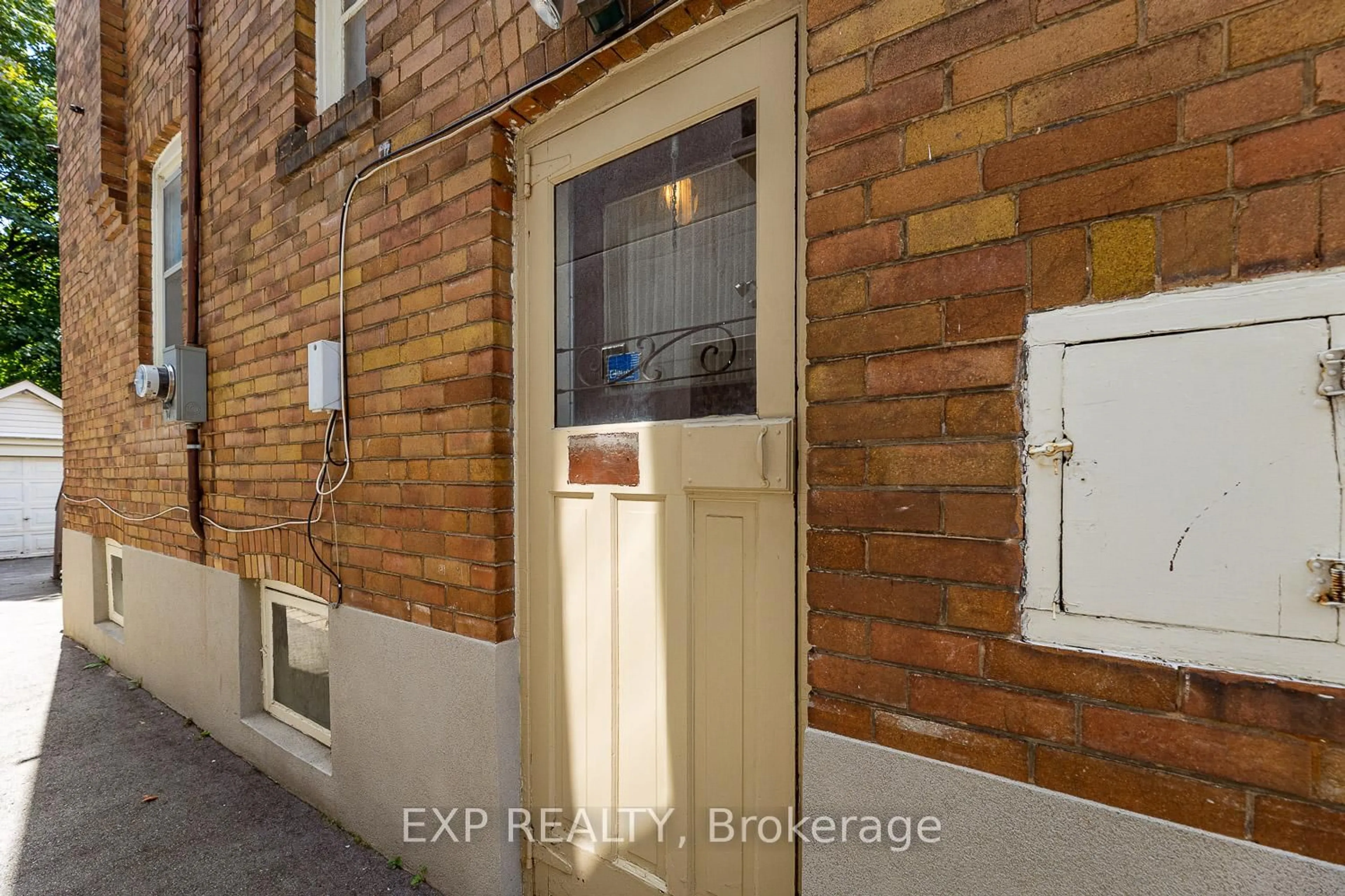 Indoor entryway for 33 Brookdale Ave, Toronto Ontario M5M 1P2