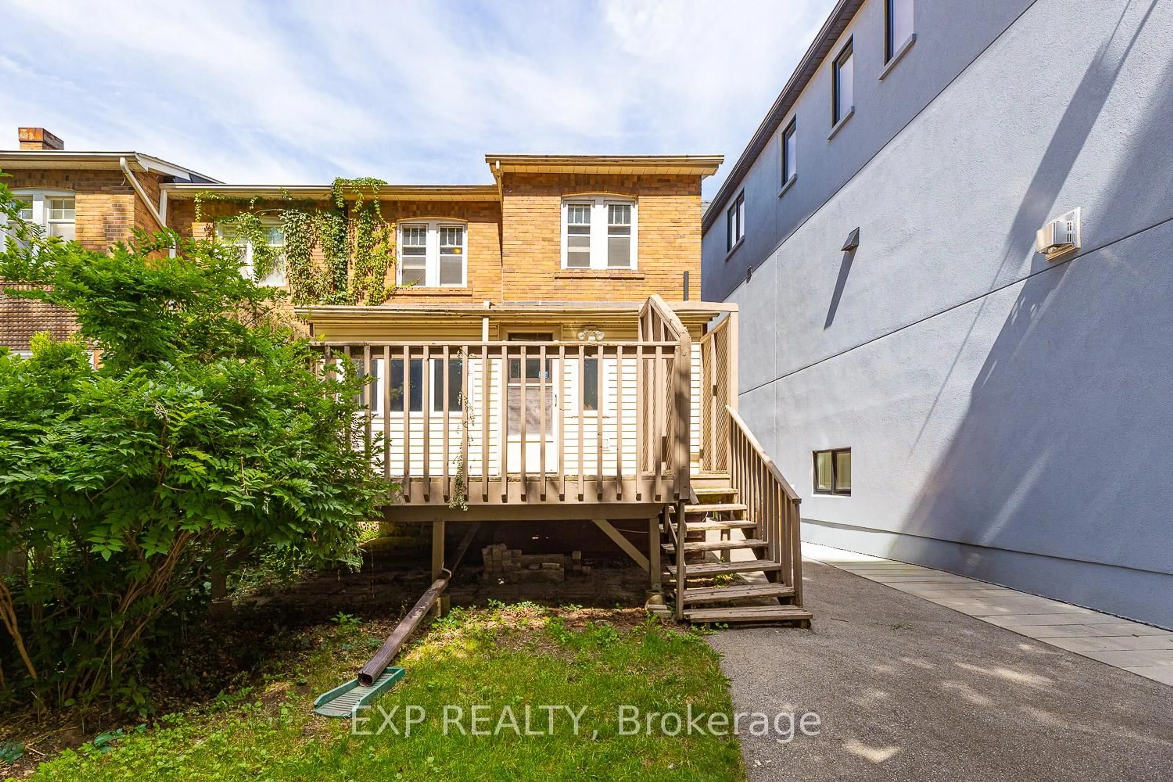 A pic from outside/outdoor area/front of a property/back of a property/a pic from drone, street for 33 Brookdale Ave, Toronto Ontario M5M 1P2