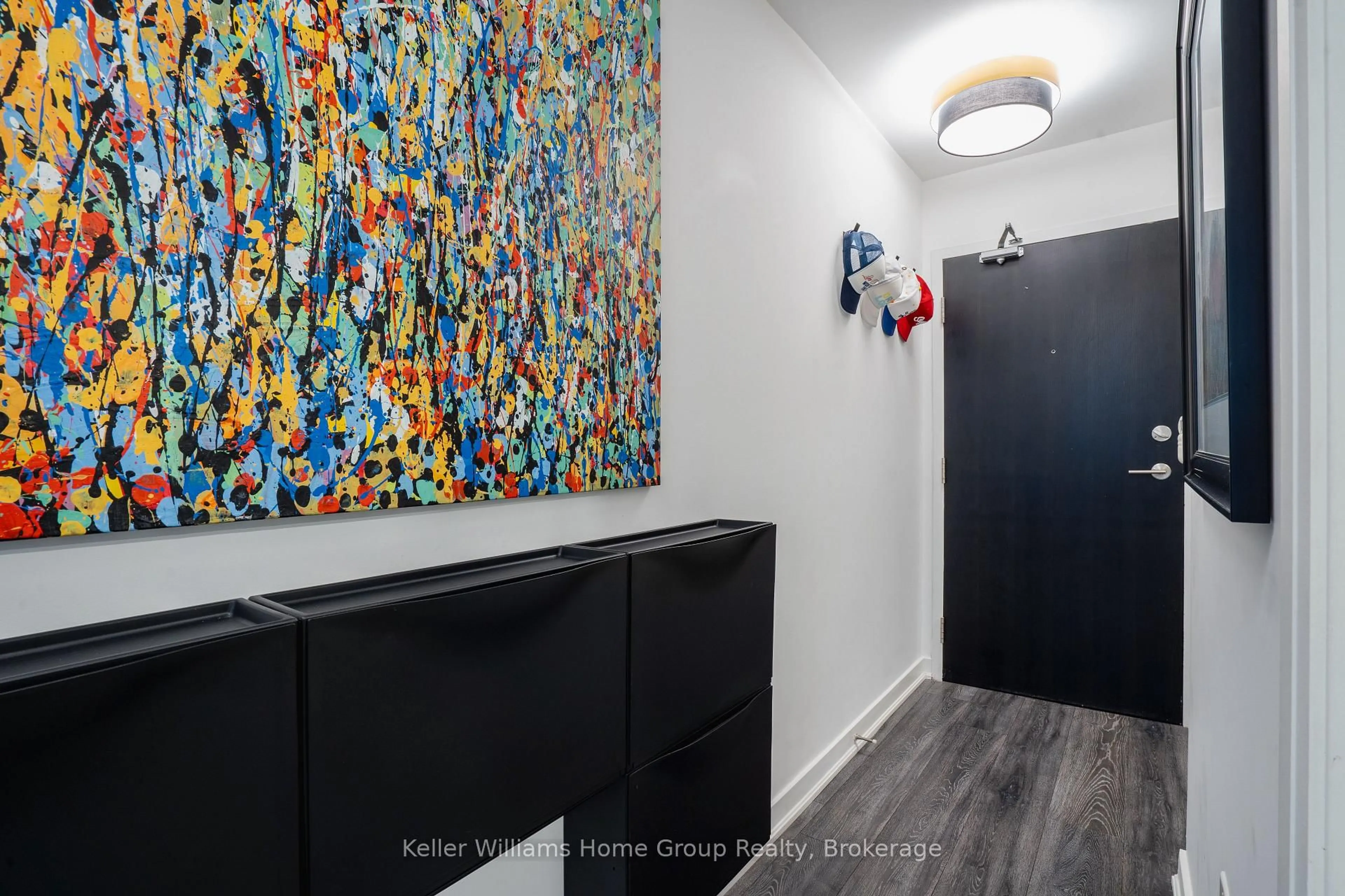 Indoor entryway for 775 KING St #430W, Toronto Ontario M5V 2K3