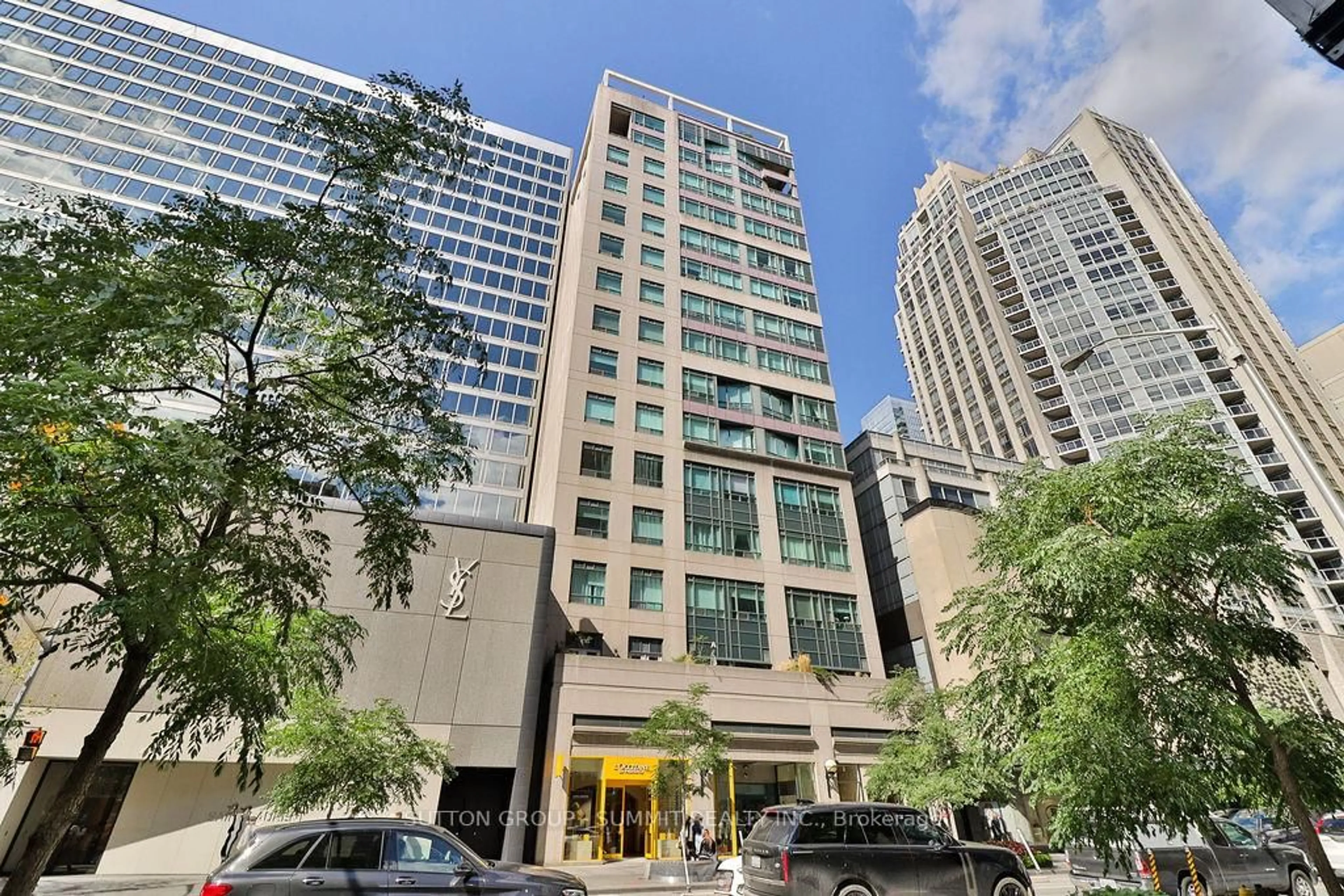 Indoor foyer for 102 Bloor St #Ph07, Toronto Ontario M5S 1M8