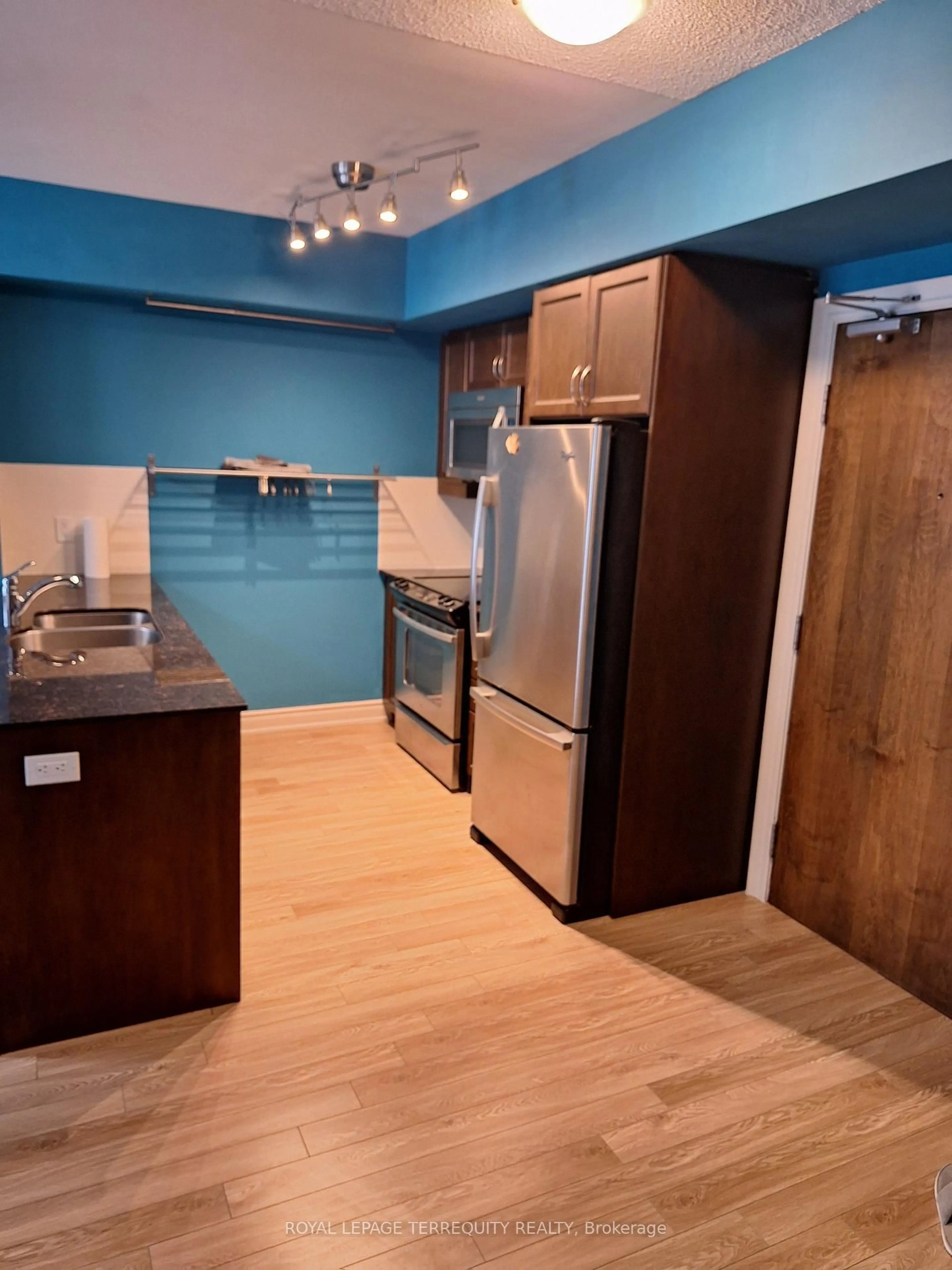 Standard kitchen, wood/laminate floor for 701 Sheppard Ave #234, Toronto Ontario M2K 2Z3