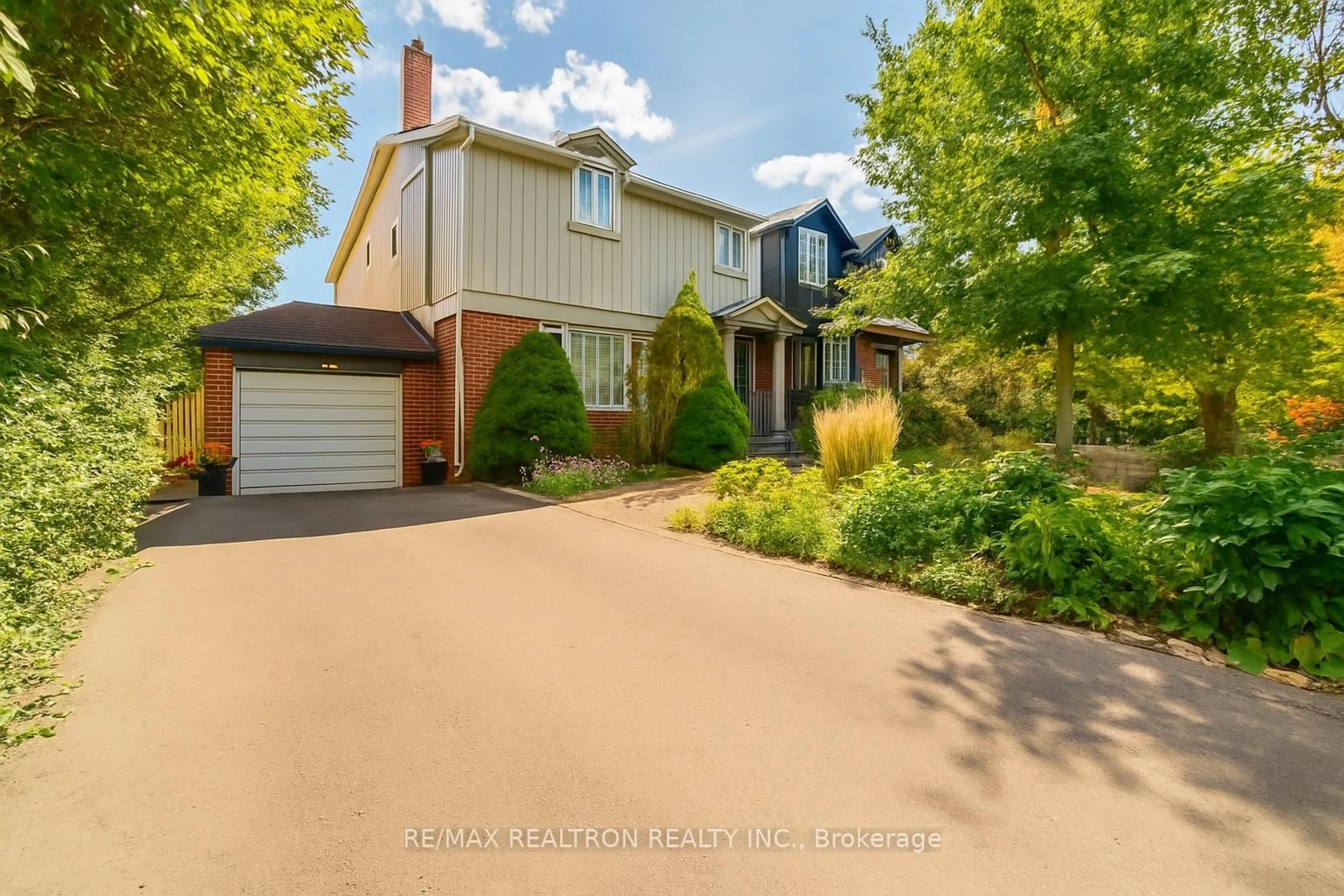 A pic from outside/outdoor area/front of a property/back of a property/a pic from drone, street for 663 Woburn Ave, Toronto Ontario M5M 1M2