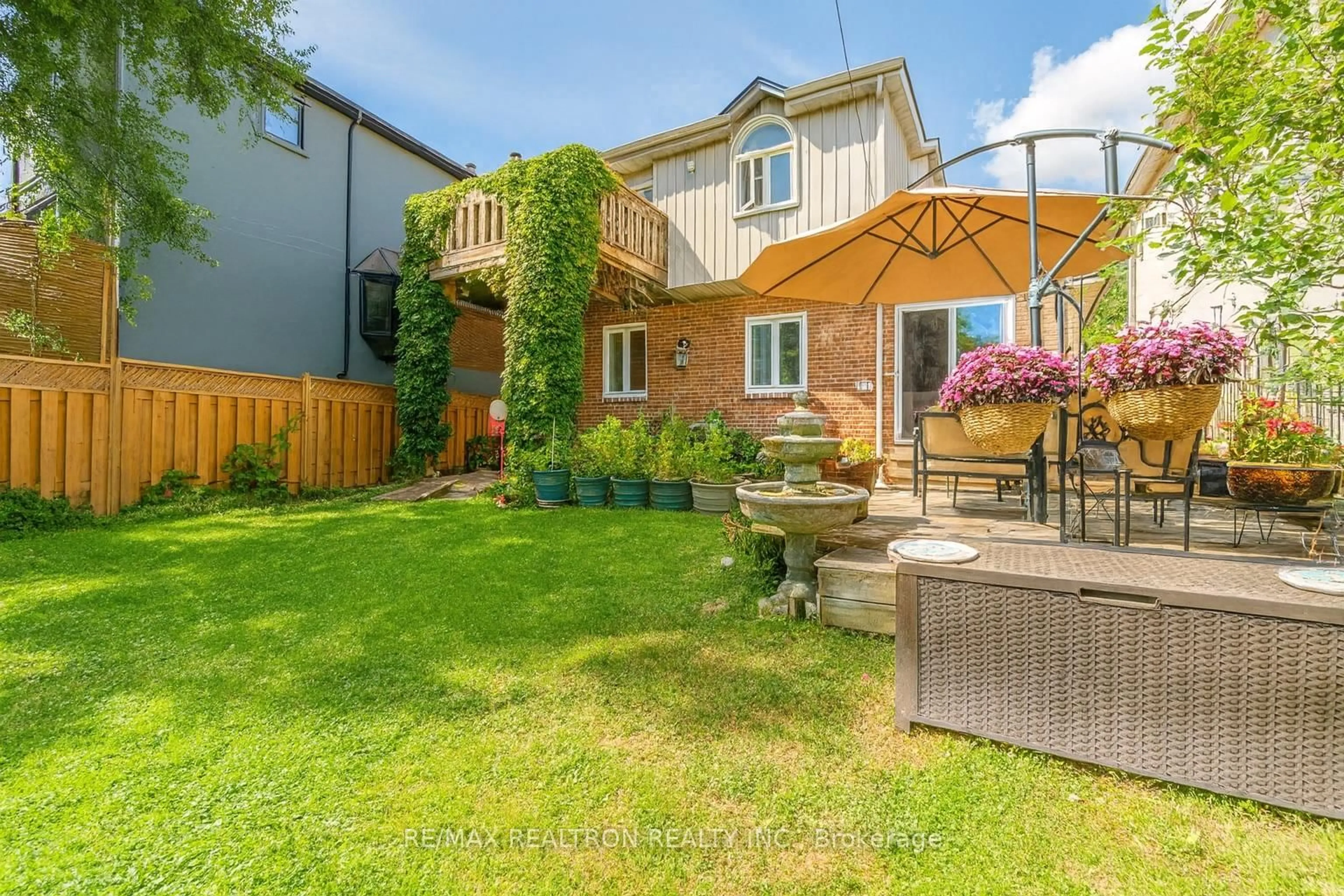 A pic from outside/outdoor area/front of a property/back of a property/a pic from drone, street for 663 Woburn Ave, Toronto Ontario M5M 1M2