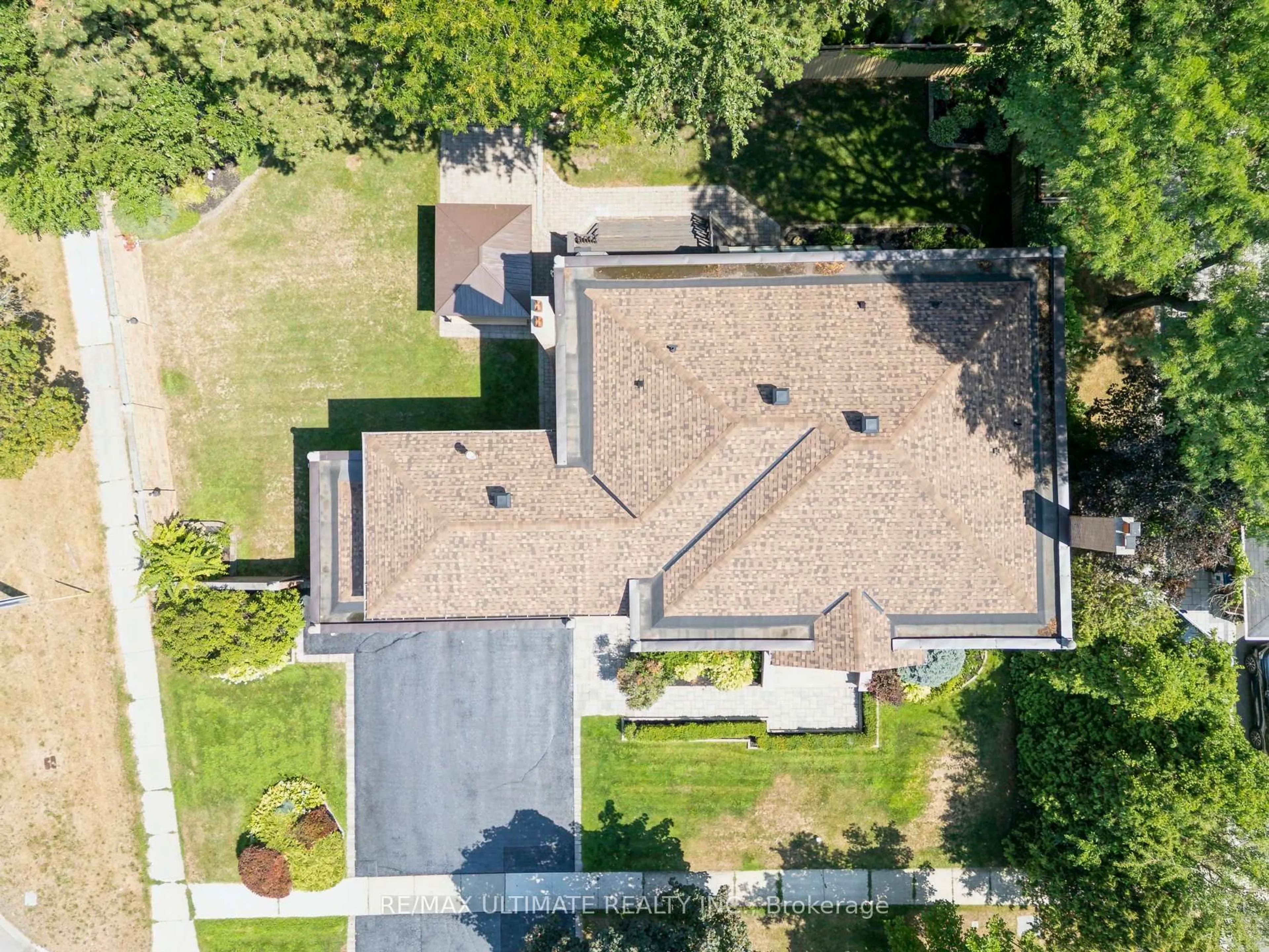 A pic from outside/outdoor area/front of a property/back of a property/a pic from drone, street for 1 Versailles Crt, Toronto Ontario M3B 2A8