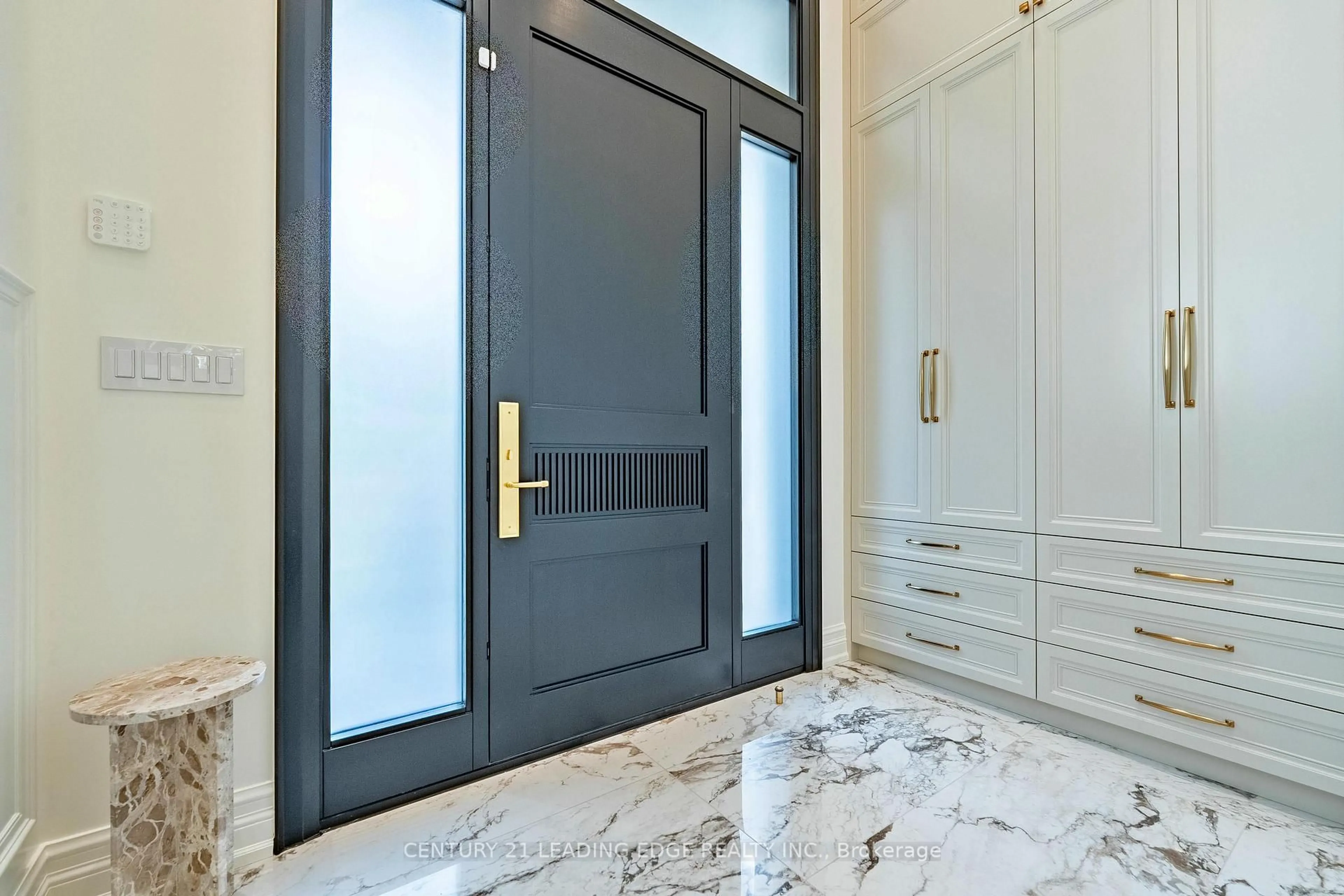 Indoor entryway for 22 KING HIGH Ave, Toronto Ontario M3H 3A7