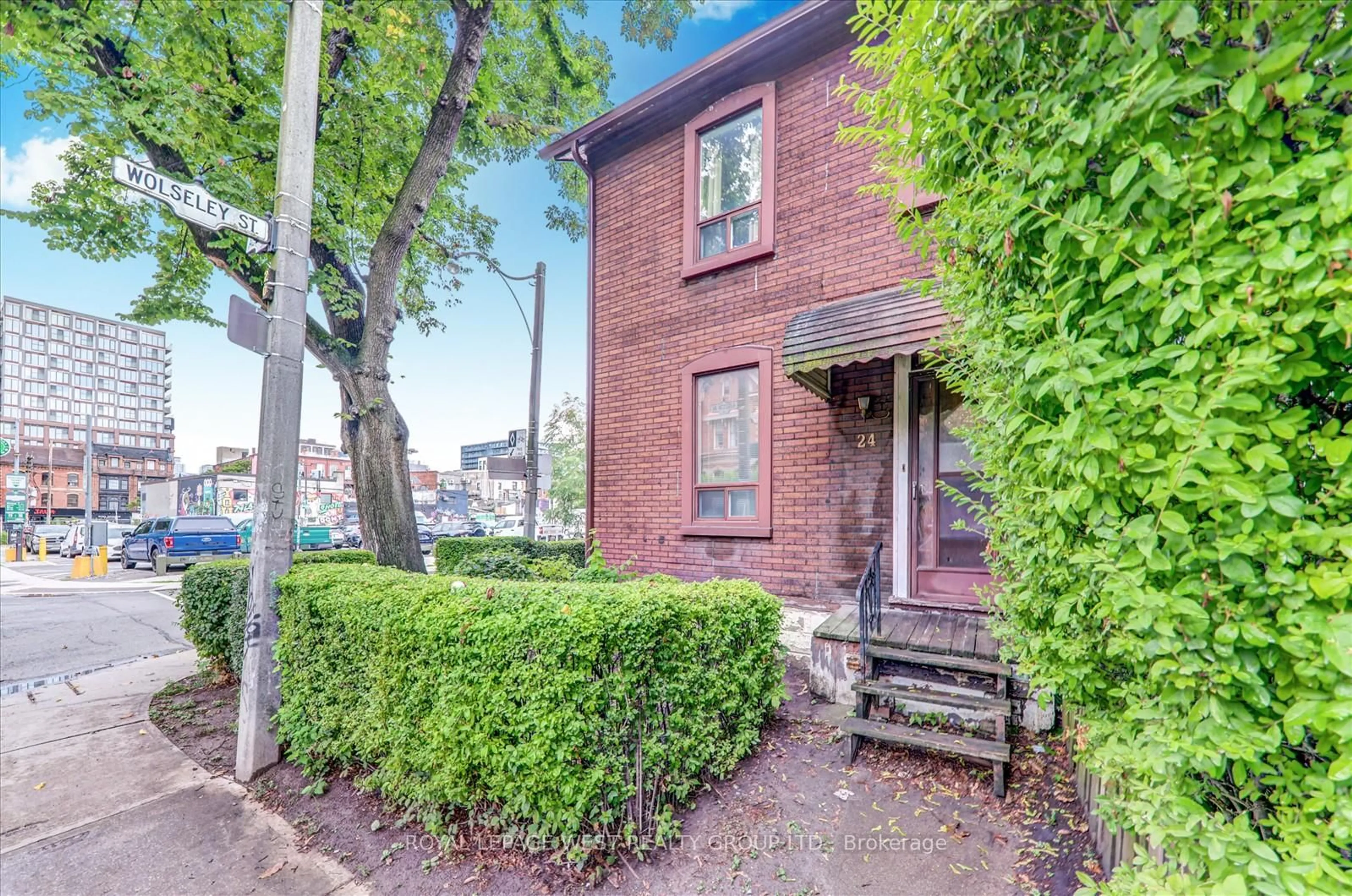 Home with brick exterior material, street for 24 Augusta Ave, Toronto Ontario M5T 2K8