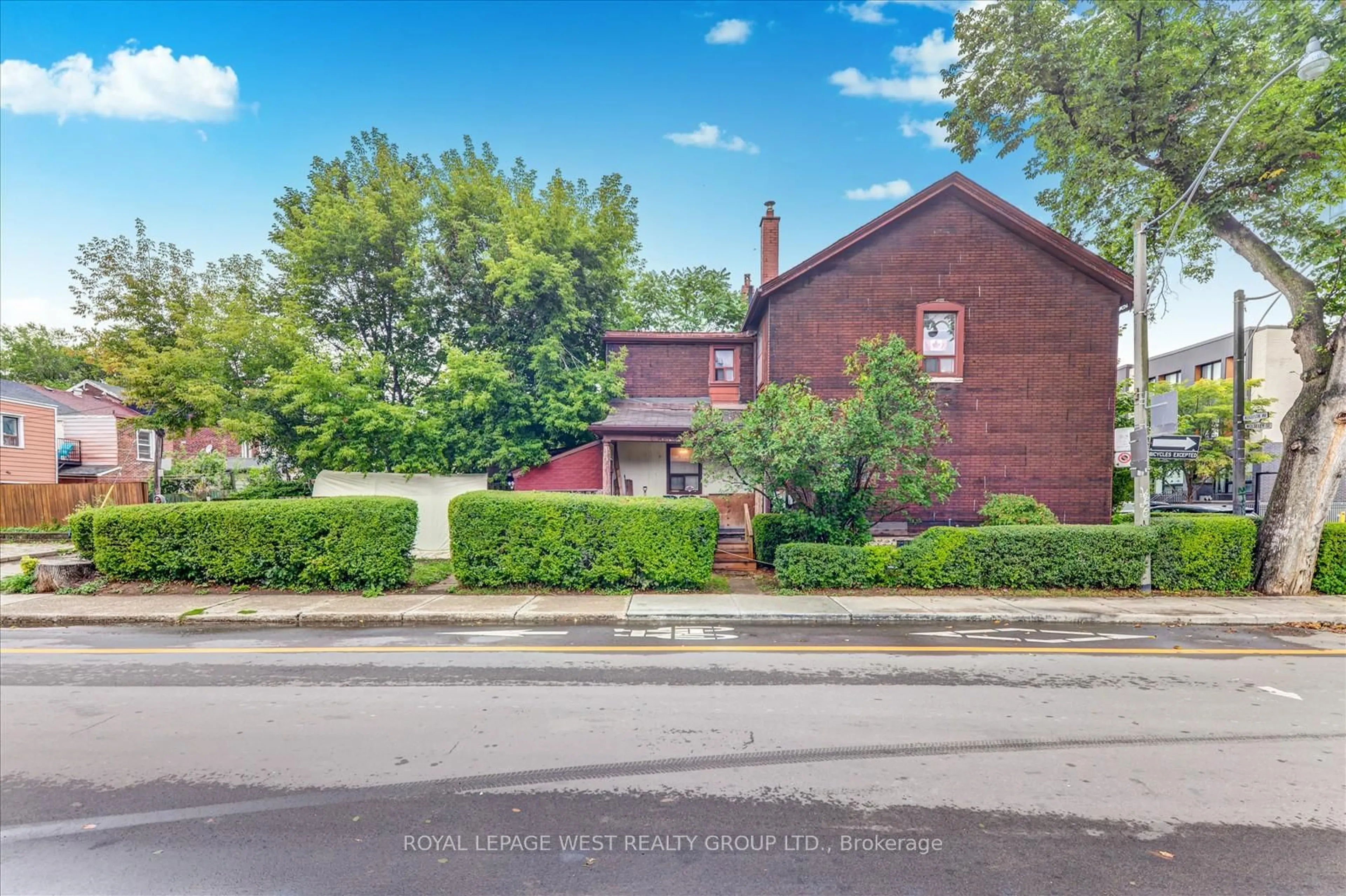 A pic from outside/outdoor area/front of a property/back of a property/a pic from drone, street for 24 Augusta Ave, Toronto Ontario M5T 2K8