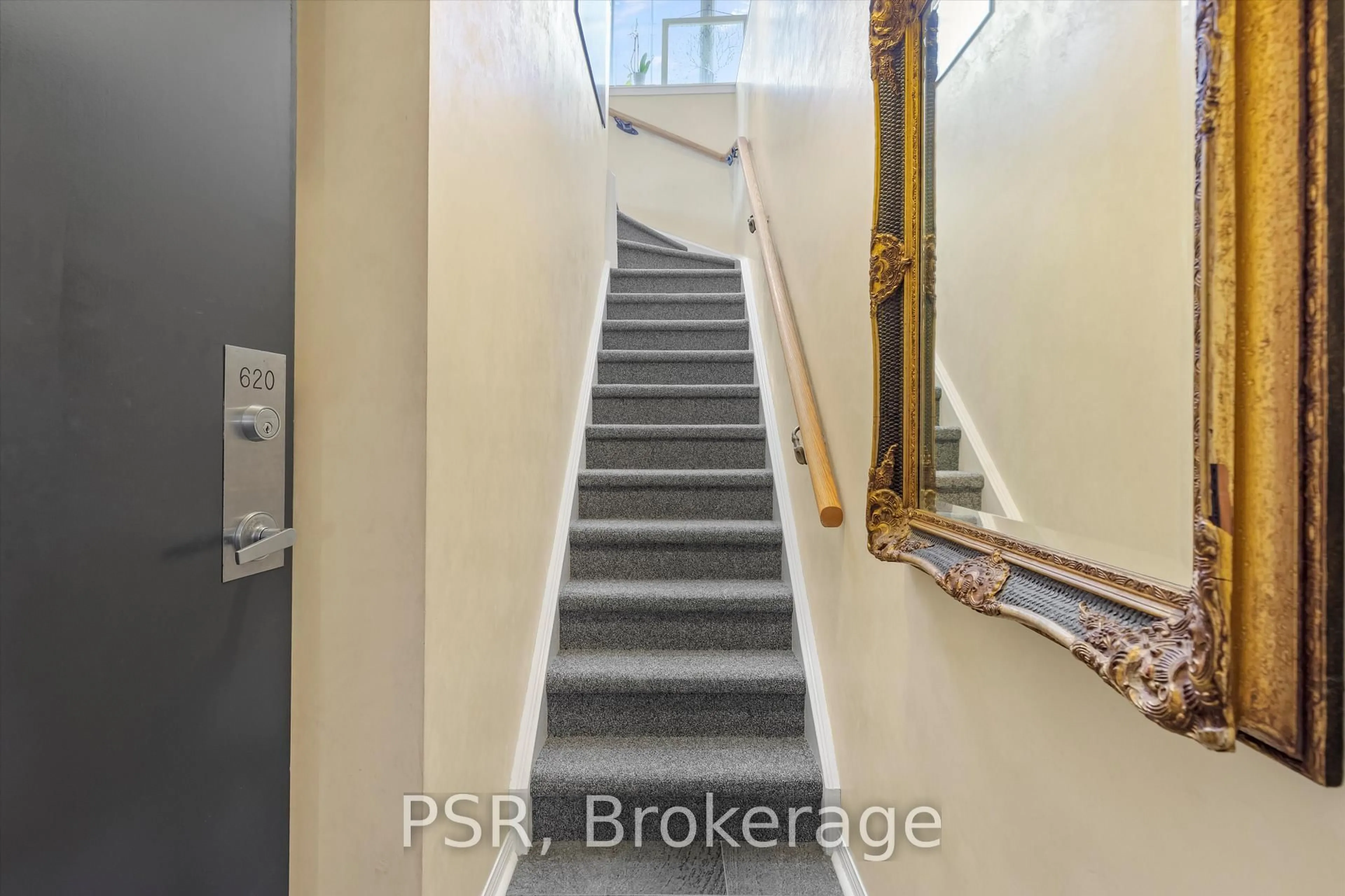 Stairs for 550 Front St #620, Toronto Ontario M5V 3N5