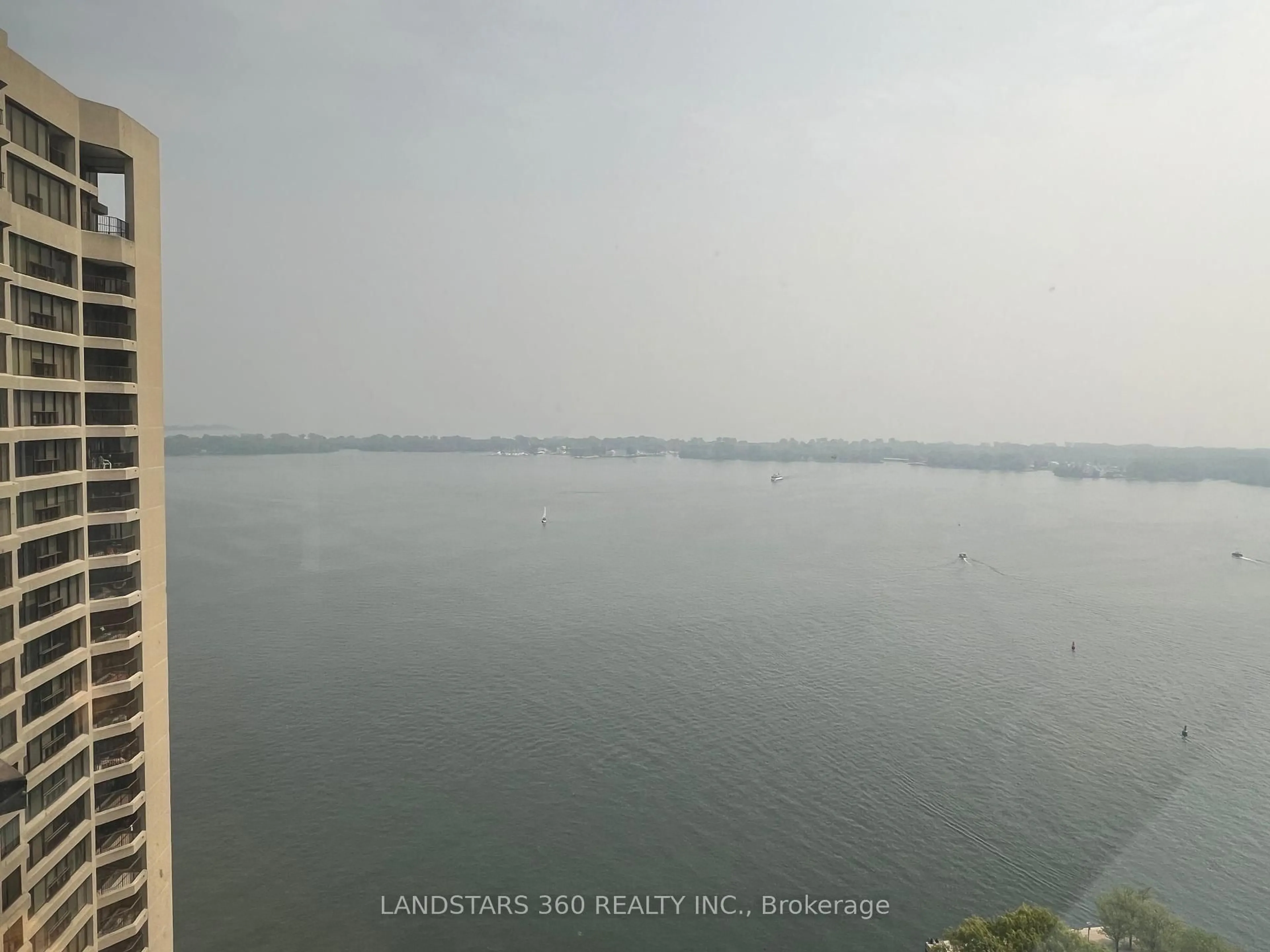 Blurry image for 55 Harbour Sq #3311, Toronto Ontario M5J 2L1