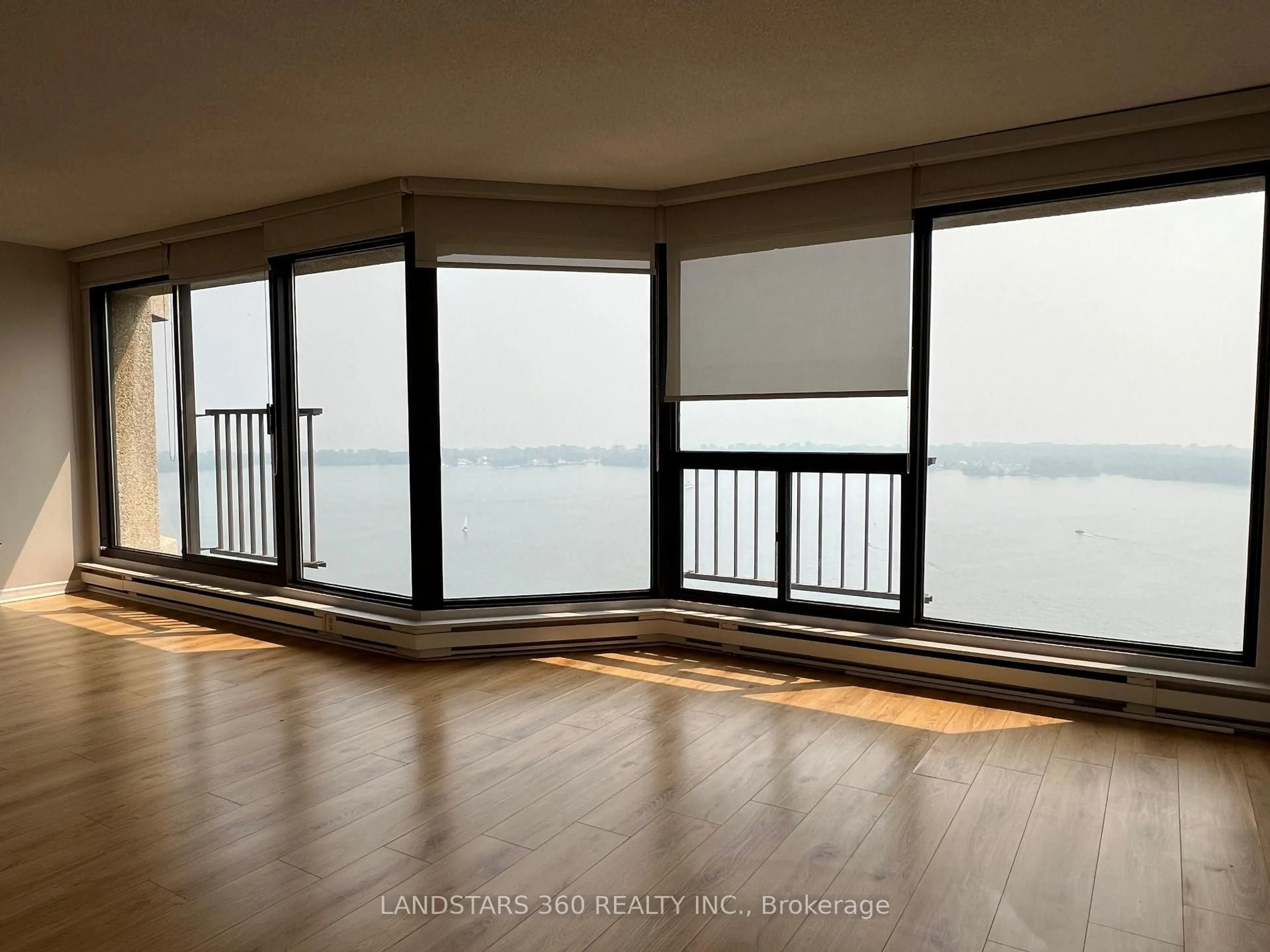A pic of a room for 55 Harbour Sq #3311, Toronto Ontario M5J 2L1