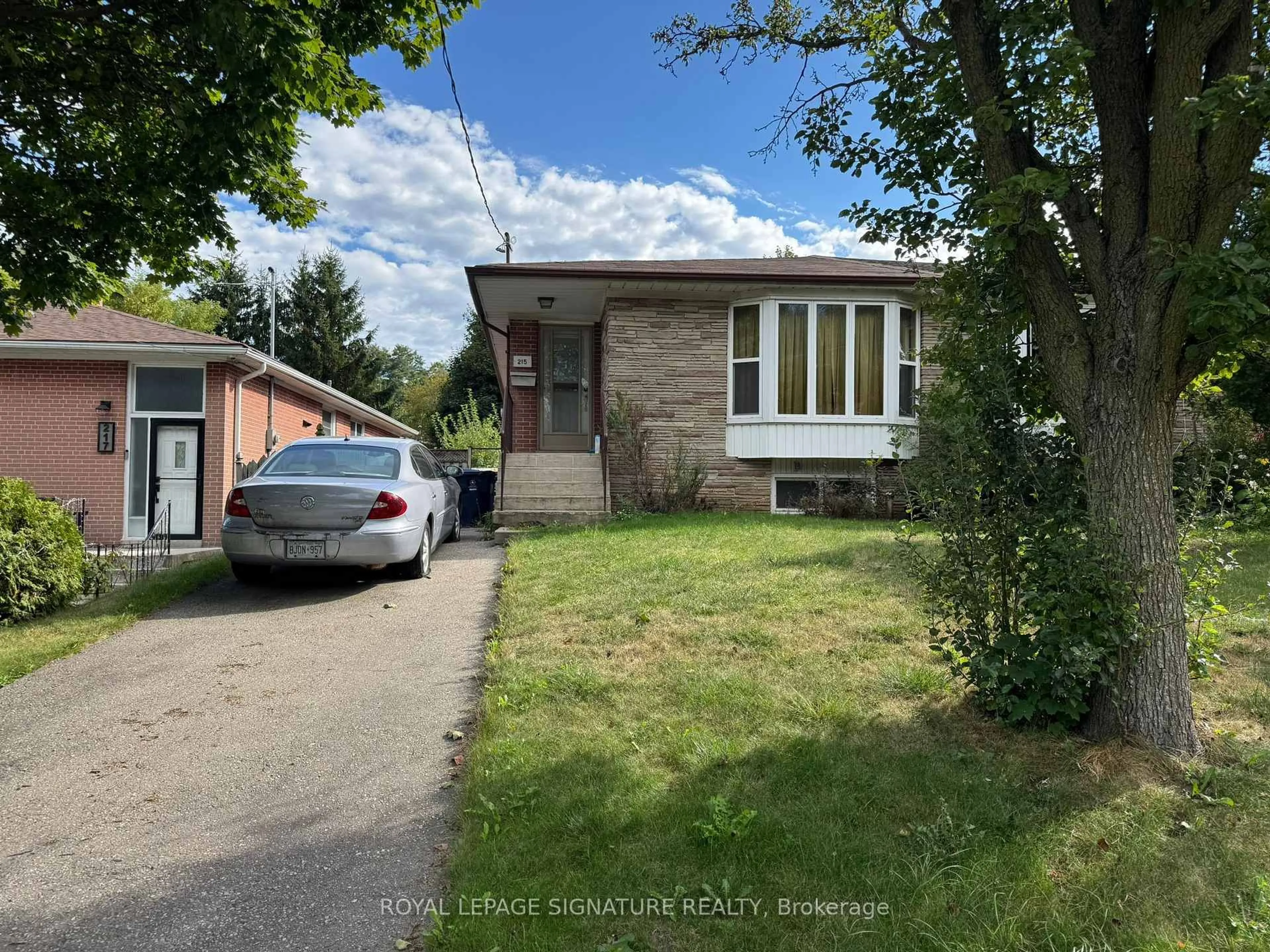 A pic from outside/outdoor area/front of a property/back of a property/a pic from drone, street for 215 Woodsworth Rd, Toronto Ontario M2L 2T5