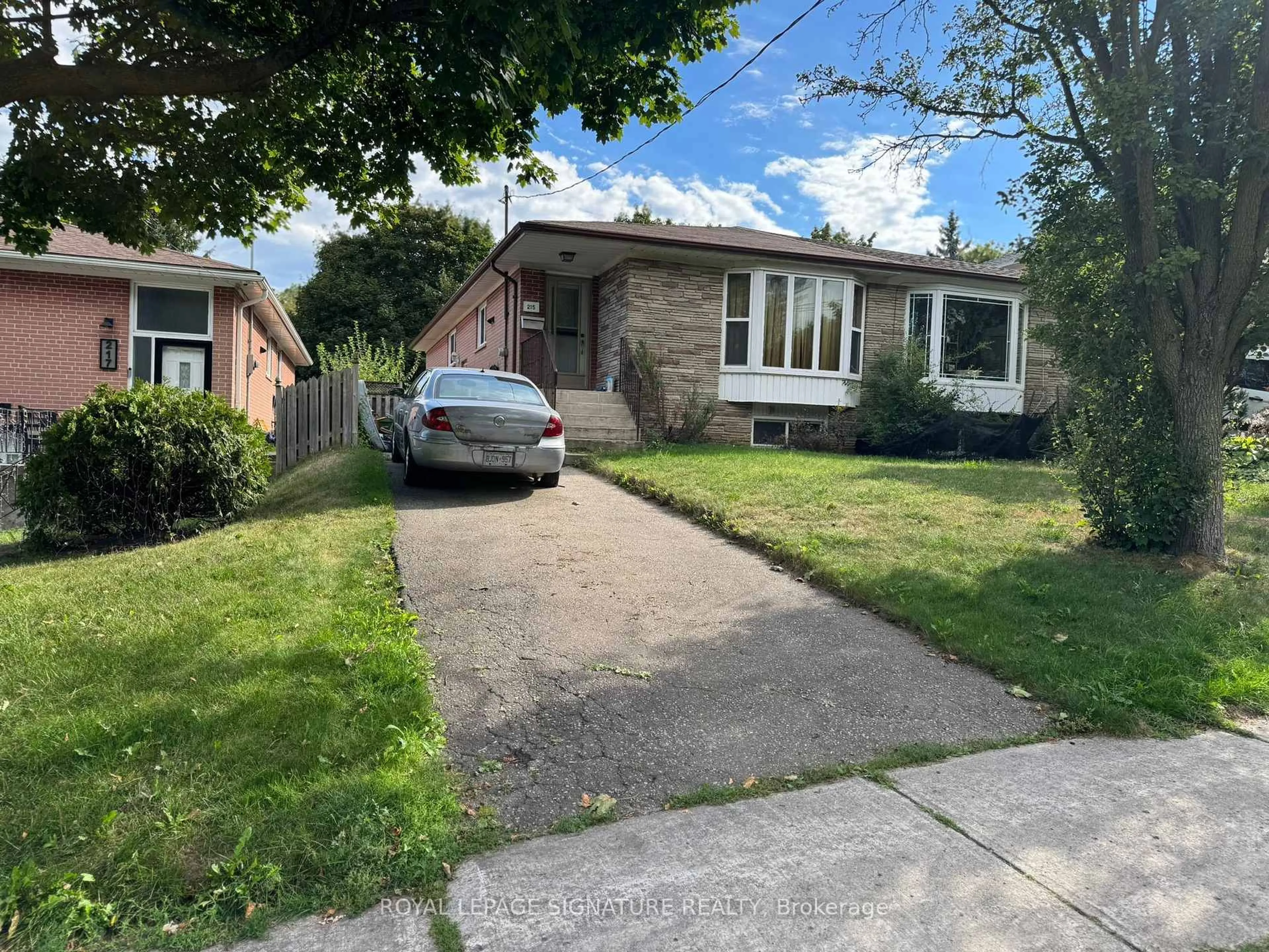 A pic from outside/outdoor area/front of a property/back of a property/a pic from drone, street for 215 Woodsworth Rd, Toronto Ontario M2L 2T5