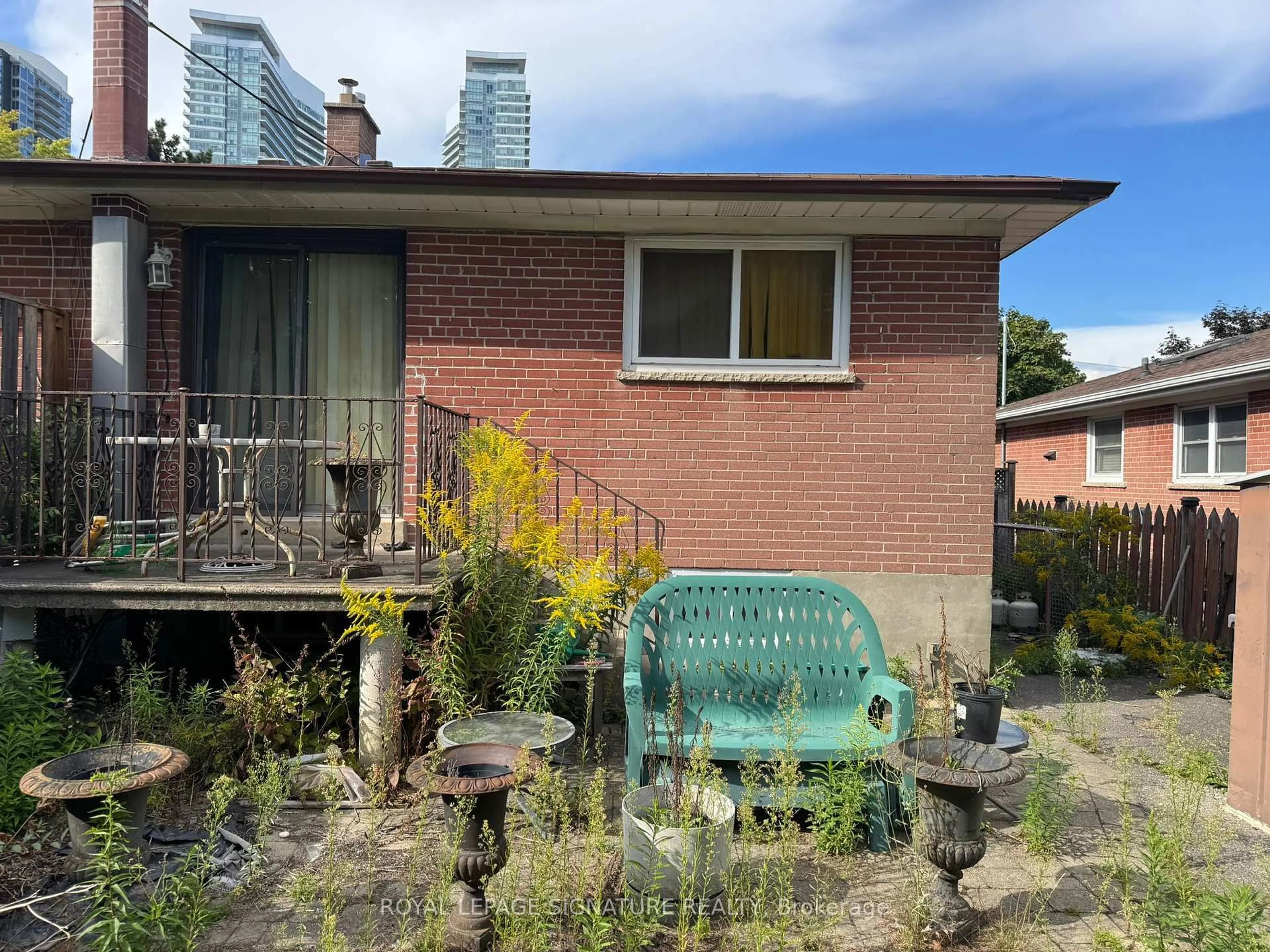 Patio, street for 215 Woodsworth Rd, Toronto Ontario M2L 2T5