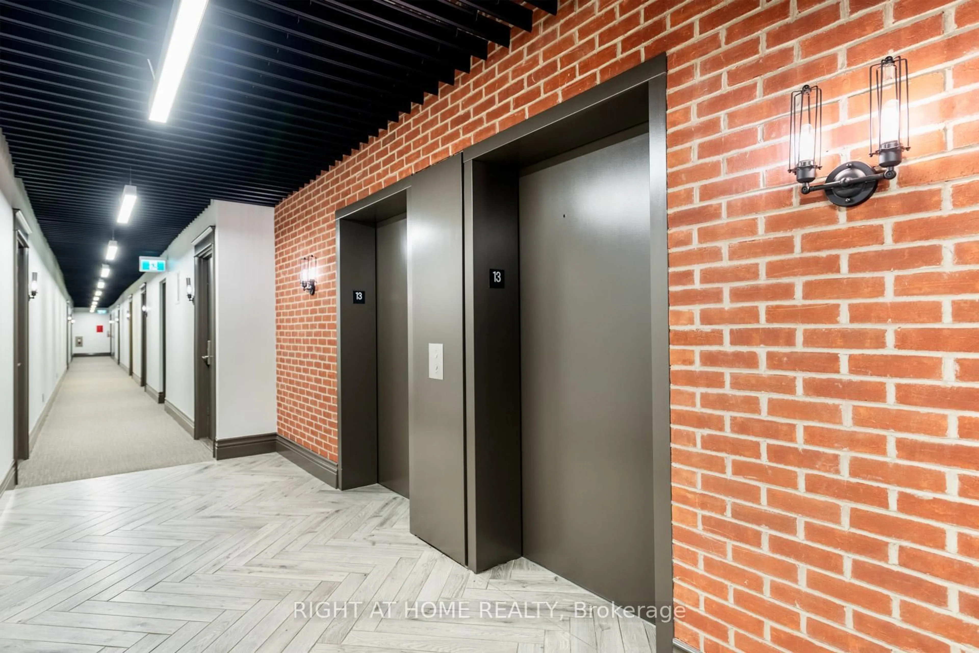 Indoor foyer for 608 Richmond St. W St #LPH02, Toronto Ontario M5V 0N9