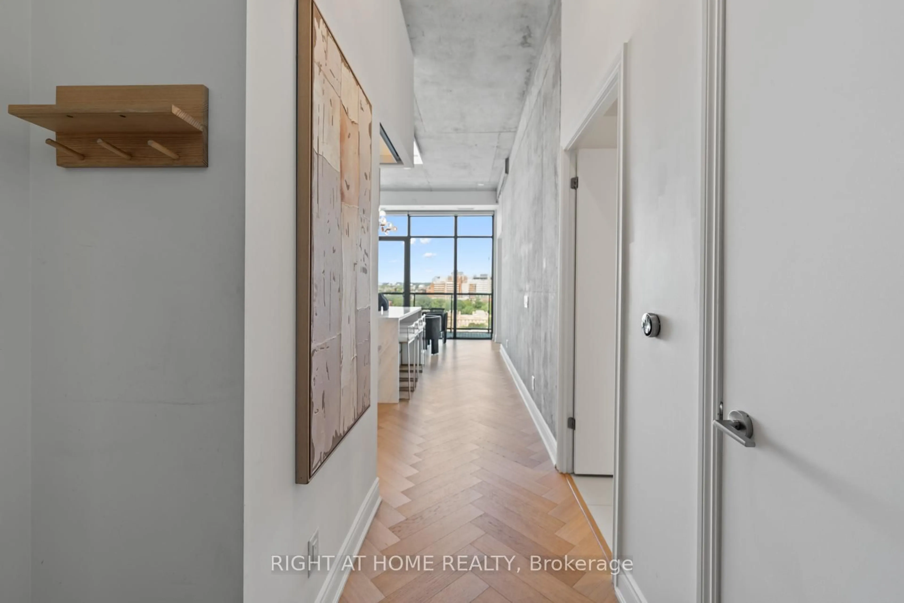 Indoor entryway for 608 Richmond St. W St #LPH02, Toronto Ontario M5V 0N9