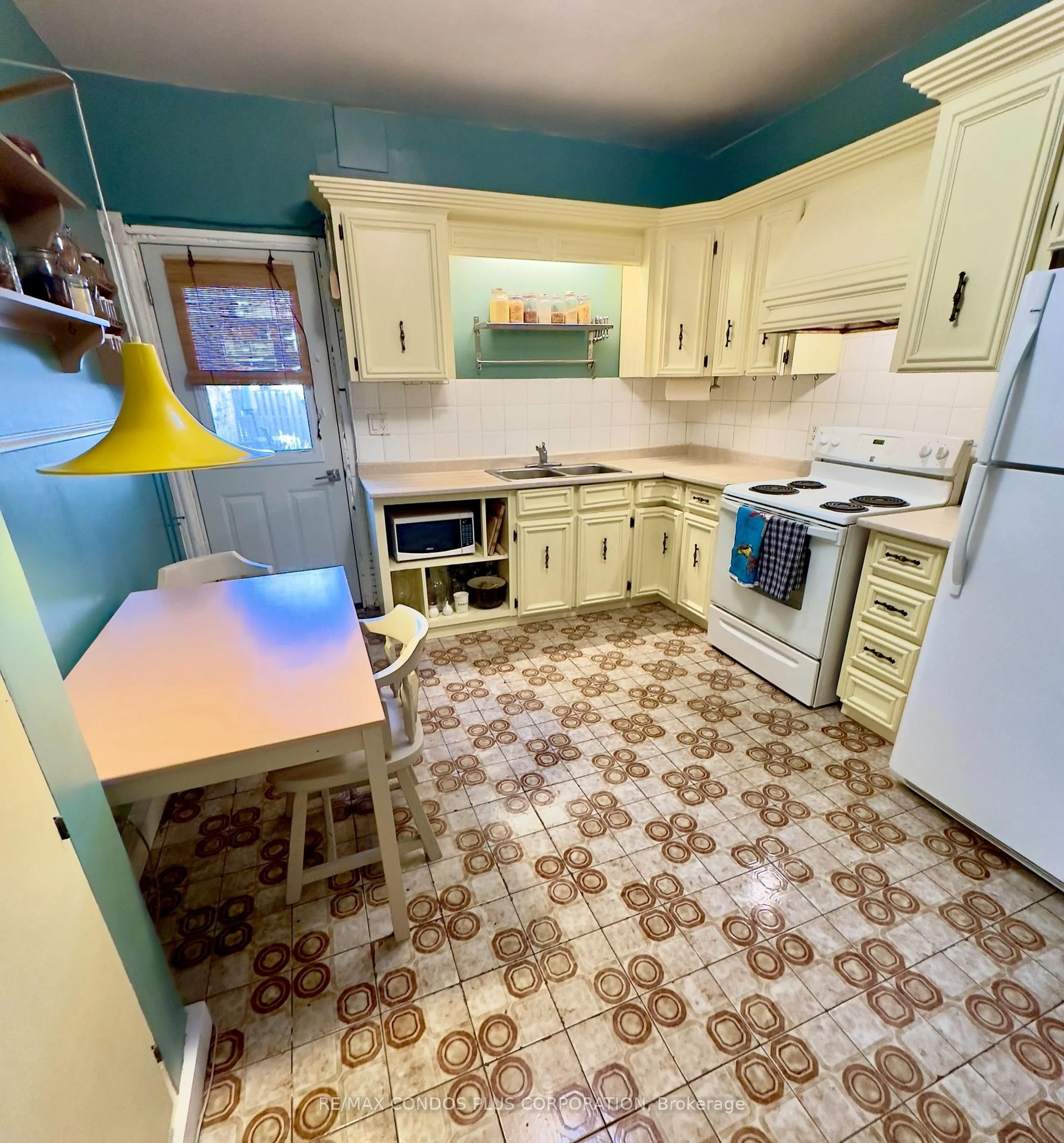 Standard kitchen, unknown for 548 Roxton Rd, Toronto Ontario M6G 3R4