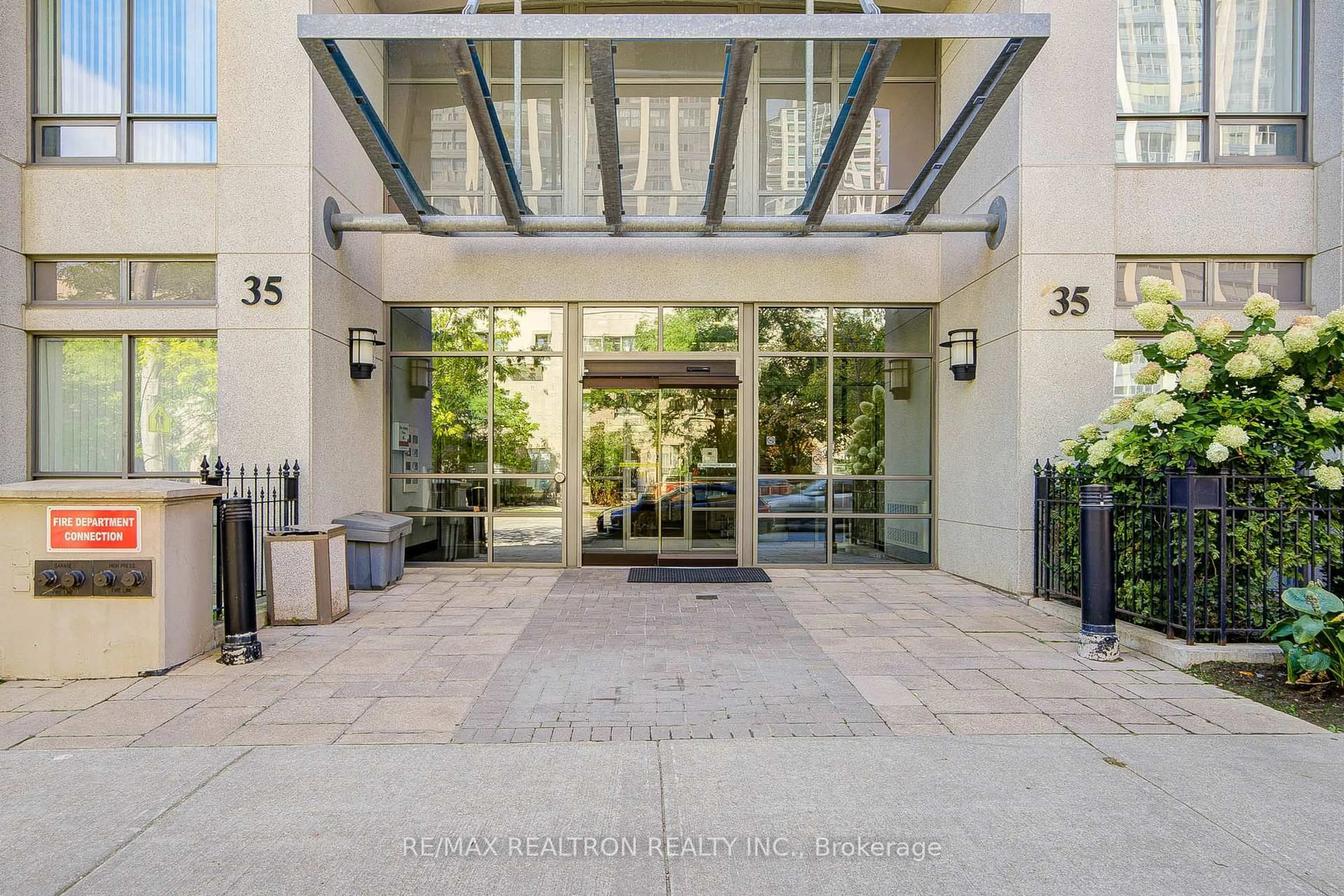 Indoor foyer for 35 Hollywood Ave #509, Toronto Ontario M2N 0A9