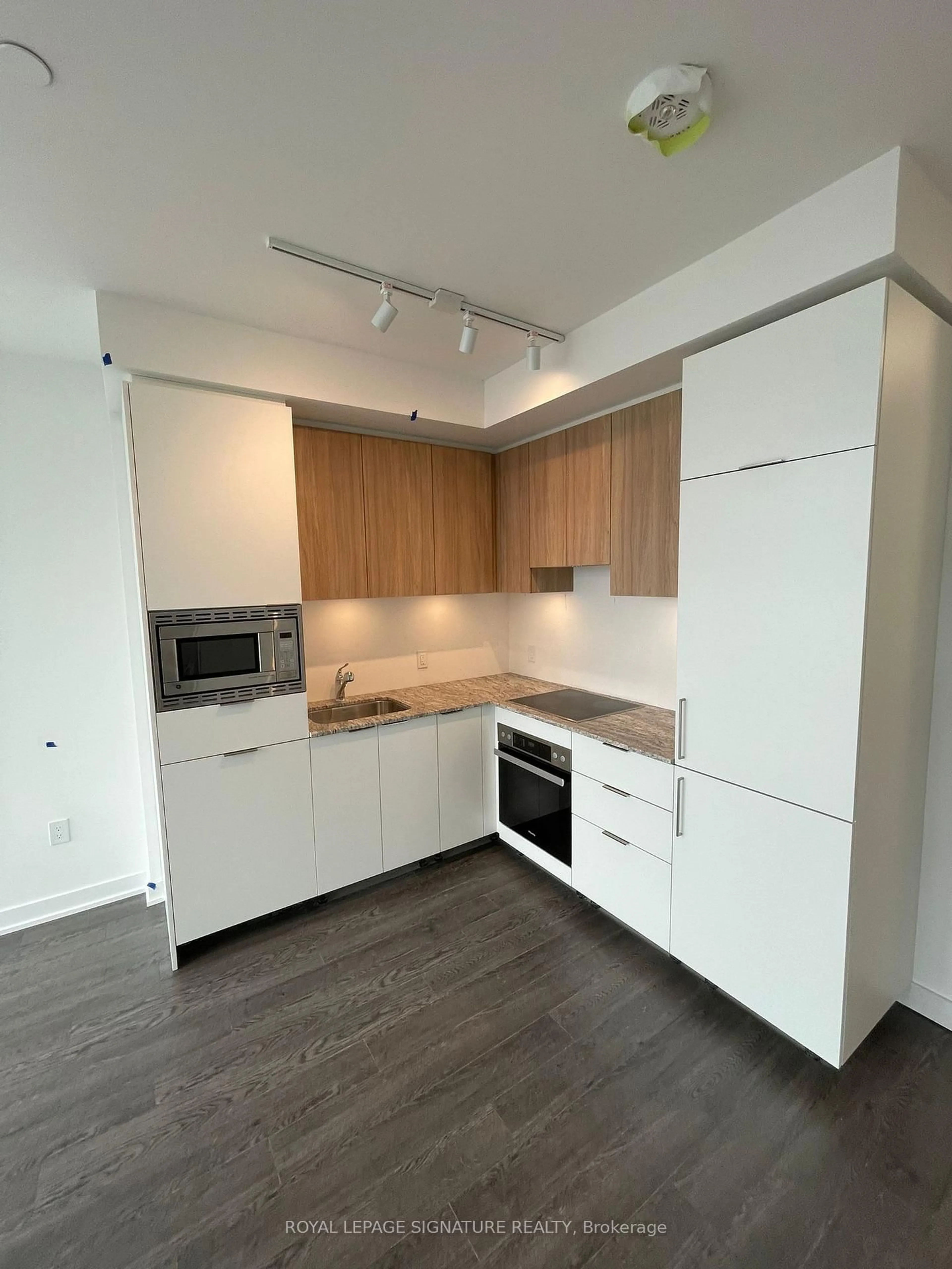 Standard kitchen, wood/laminate floor for 50 O'Neill Rd #801, Toronto Ontario M3C 0R1