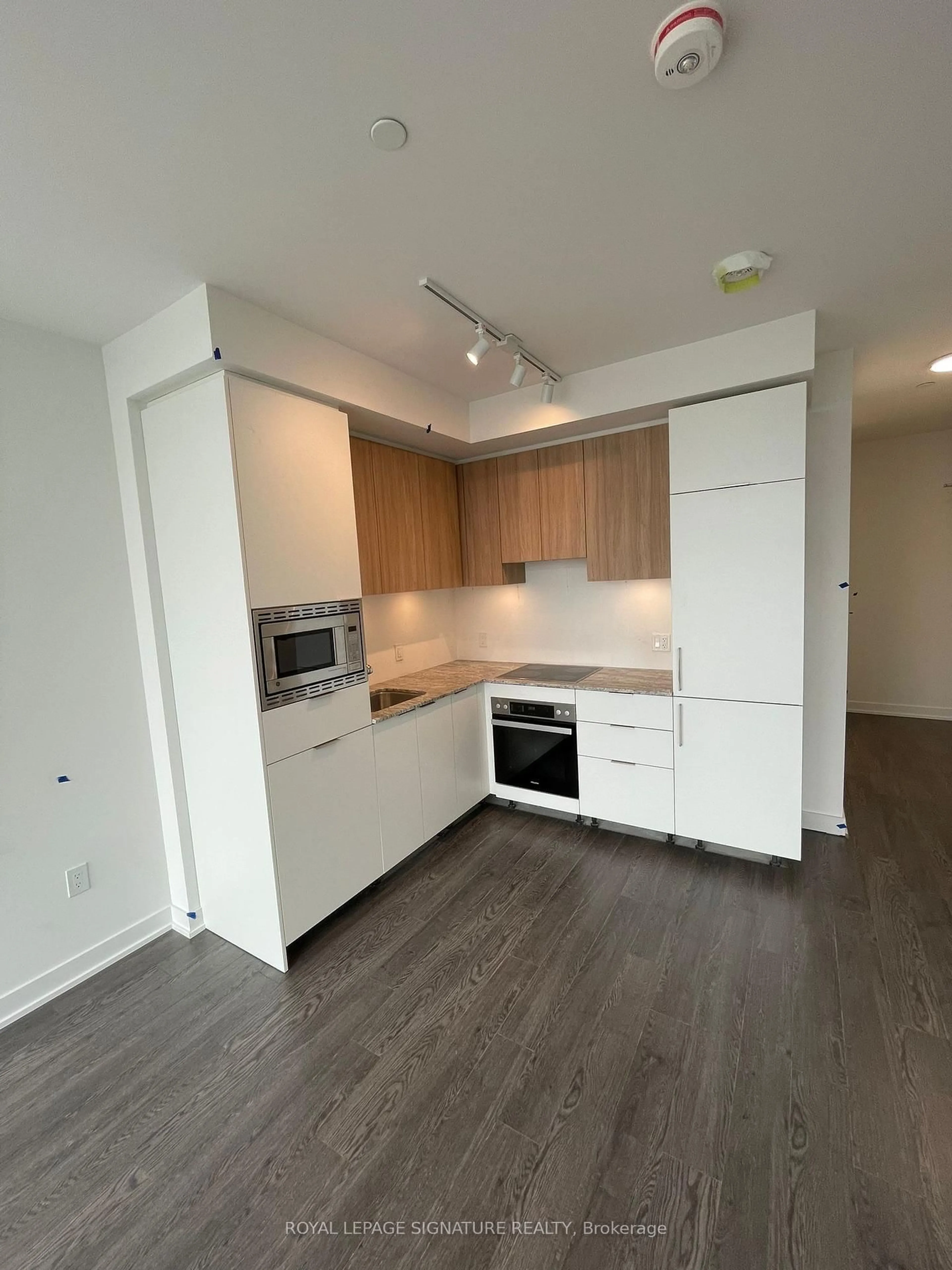 Standard kitchen, wood/laminate floor for 50 O'Neill Rd #801, Toronto Ontario M3C 0R1