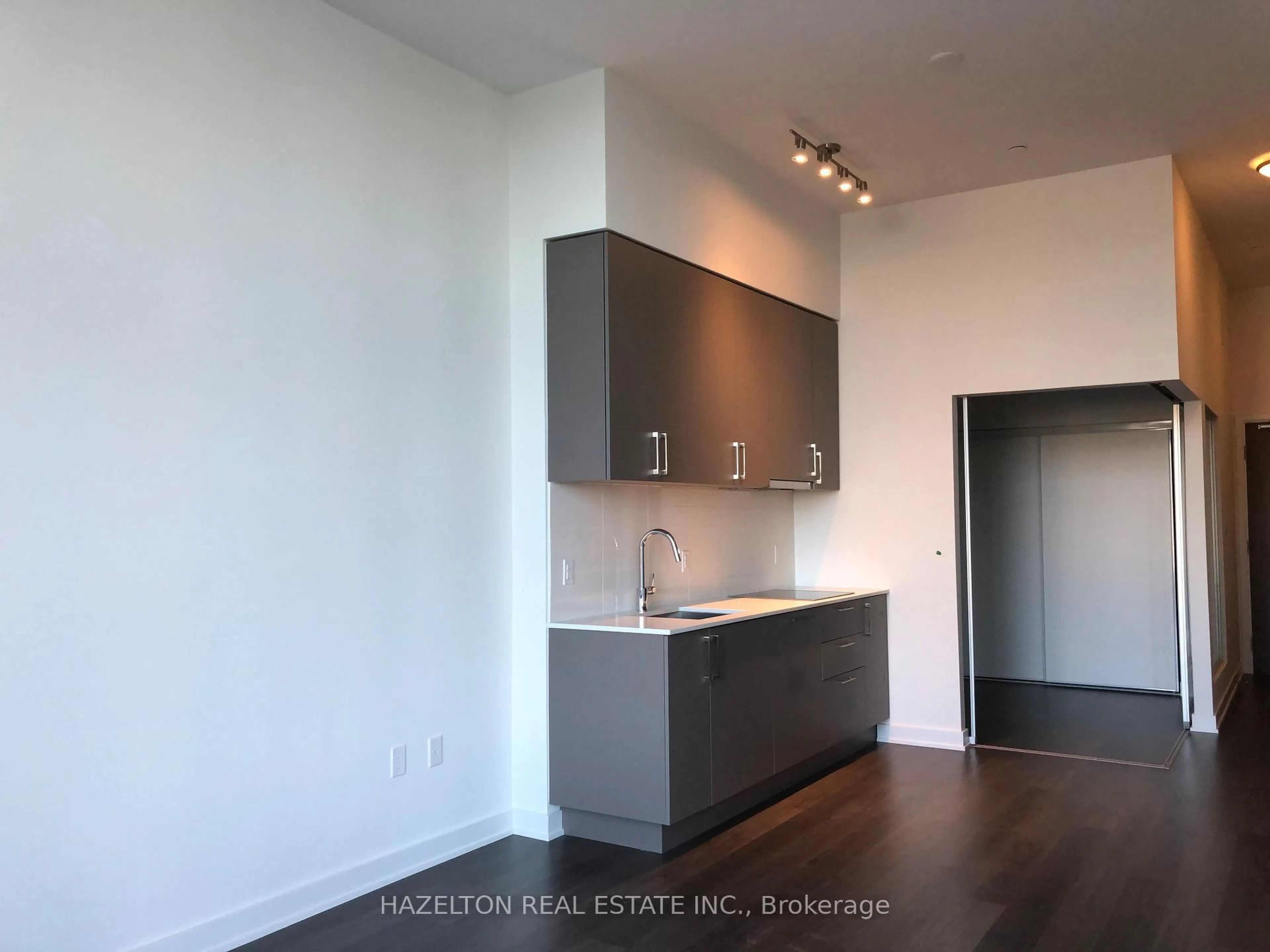 Unknown for 27 Bathurst St #212W, Toronto Ontario M5V 2P1