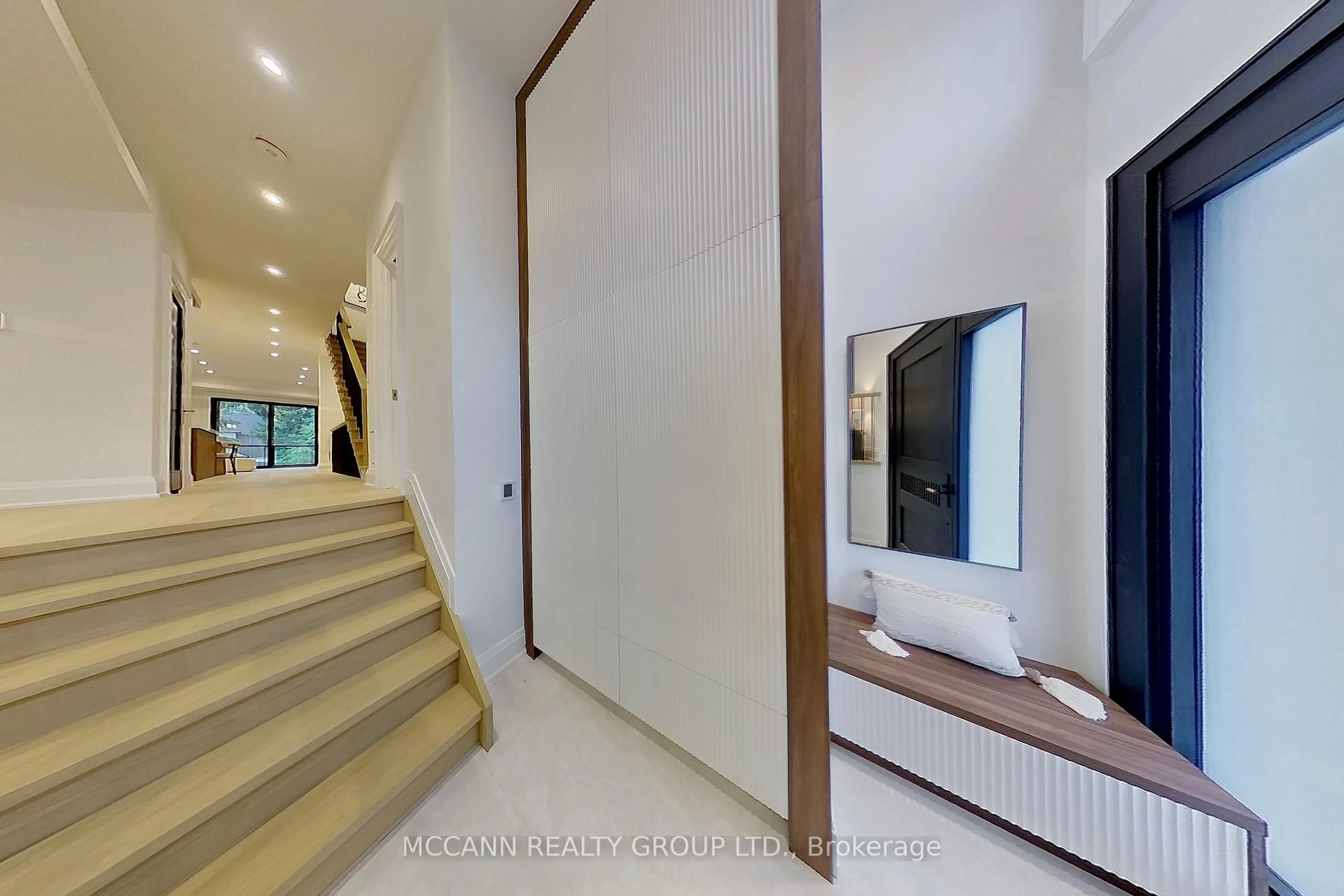 Indoor foyer for 276 Wychwood Ave, Toronto Ontario M6C 2T7